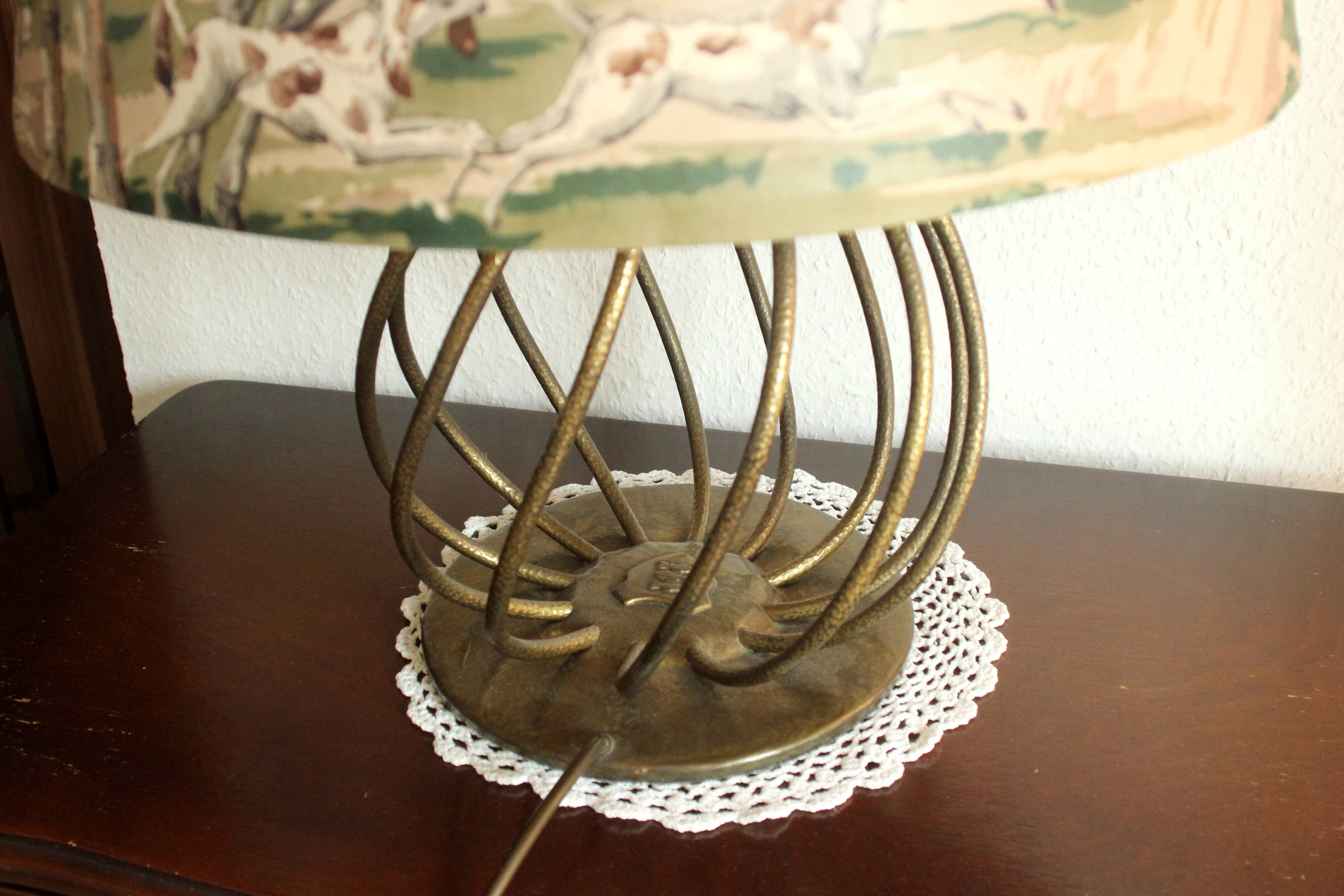 Lampe de table sur pied en laiton avec motifs de chasse sur l'abat-jour, Vintage