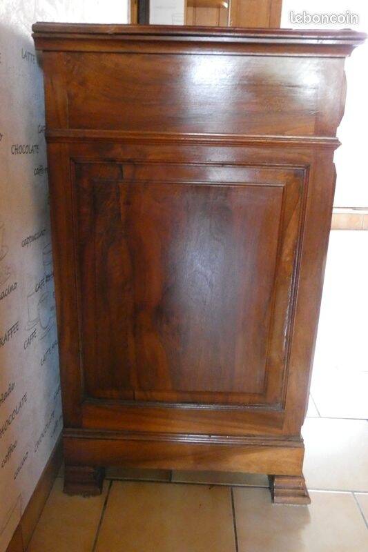 Antique wooden chest of drawers