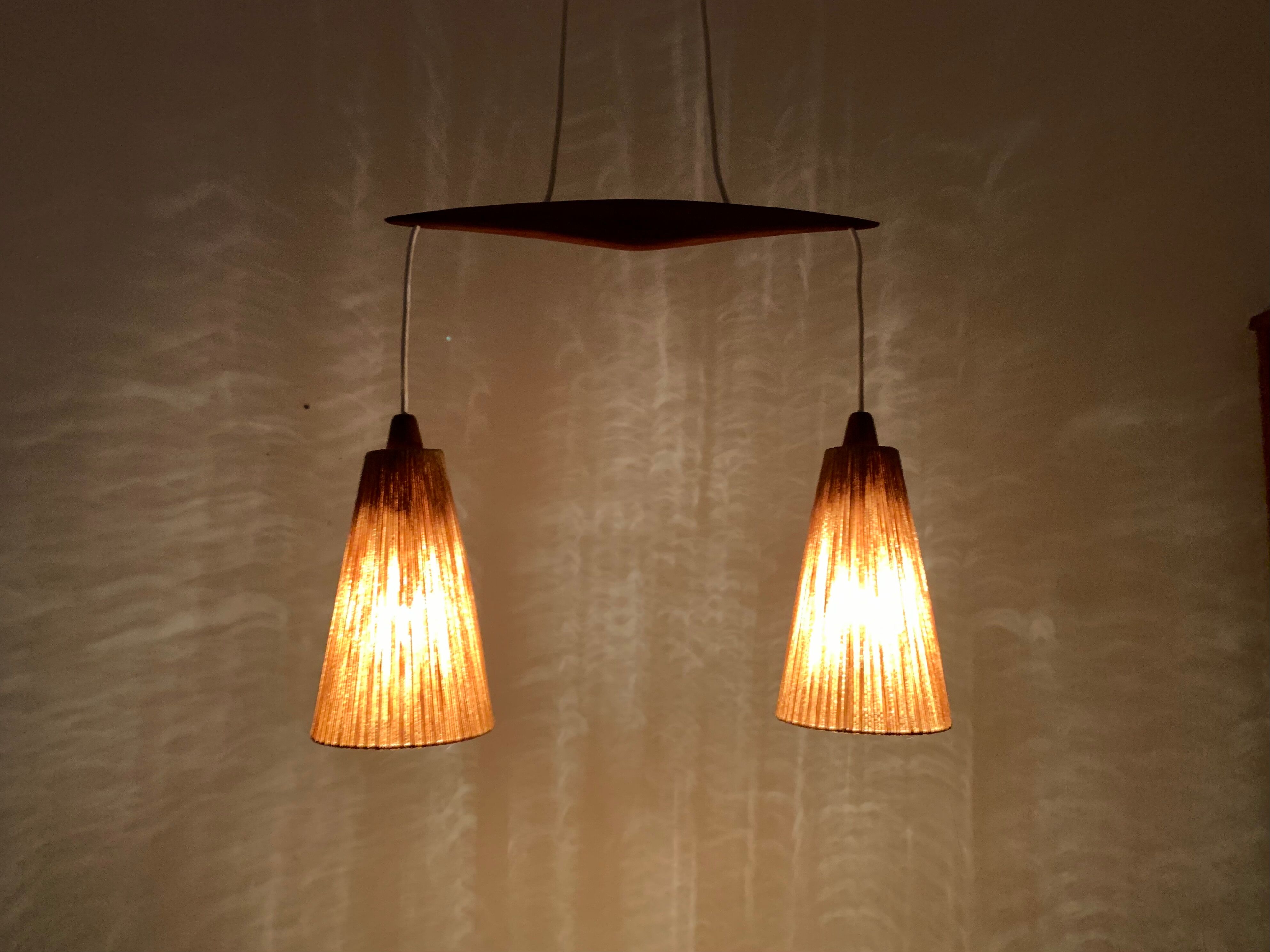 Suspension en teck et sisal par Temde