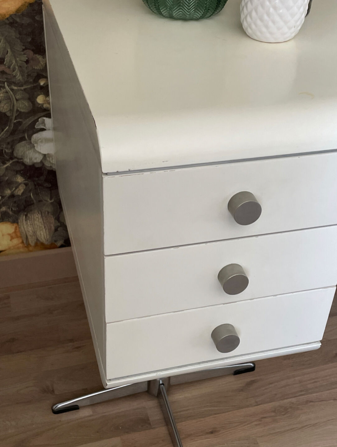 White laqué desk, year 70