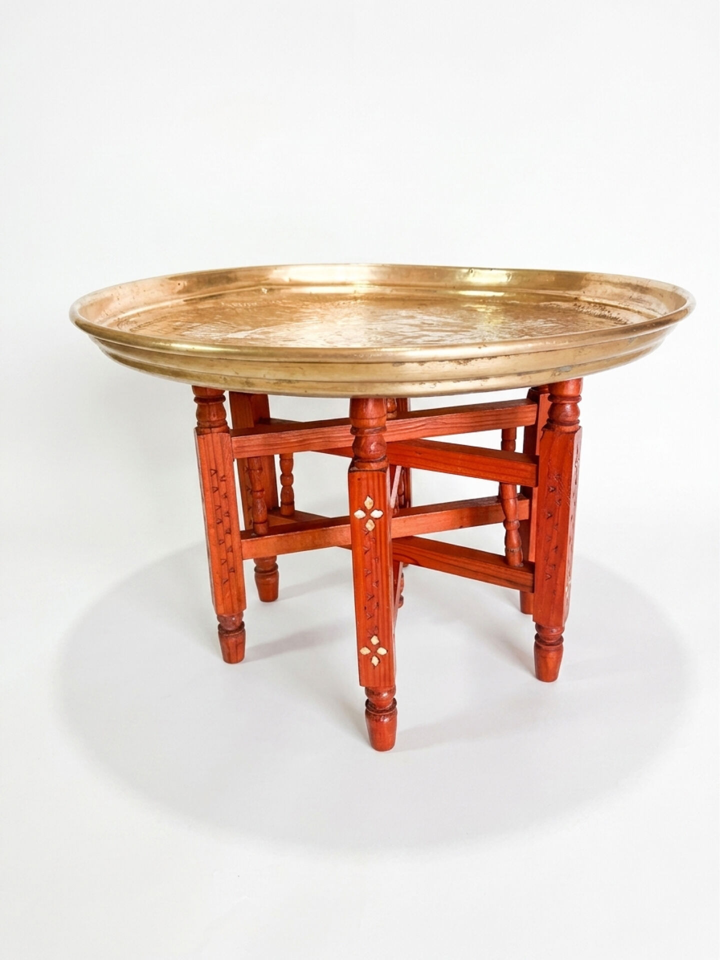 Moroccan tea table in brass and wood from 1960-1970.