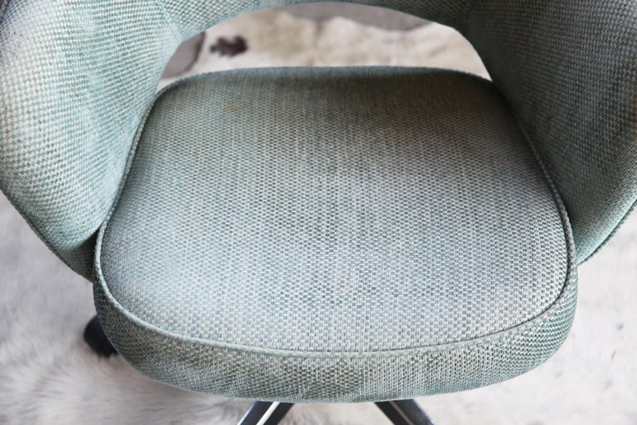 Knoll saarinen executive chair in original textile, swivel base