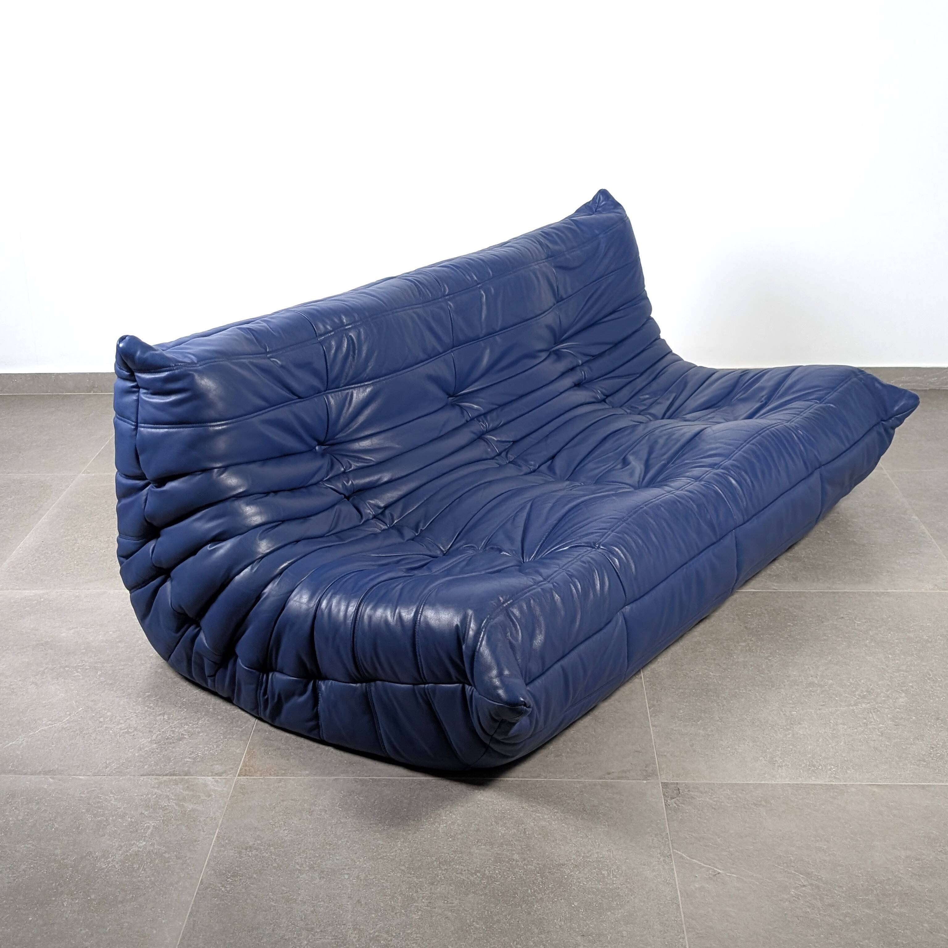 Canapé 3 places Michel Ducaroy Togo en cuir bleu Ligne Roset France années 1980