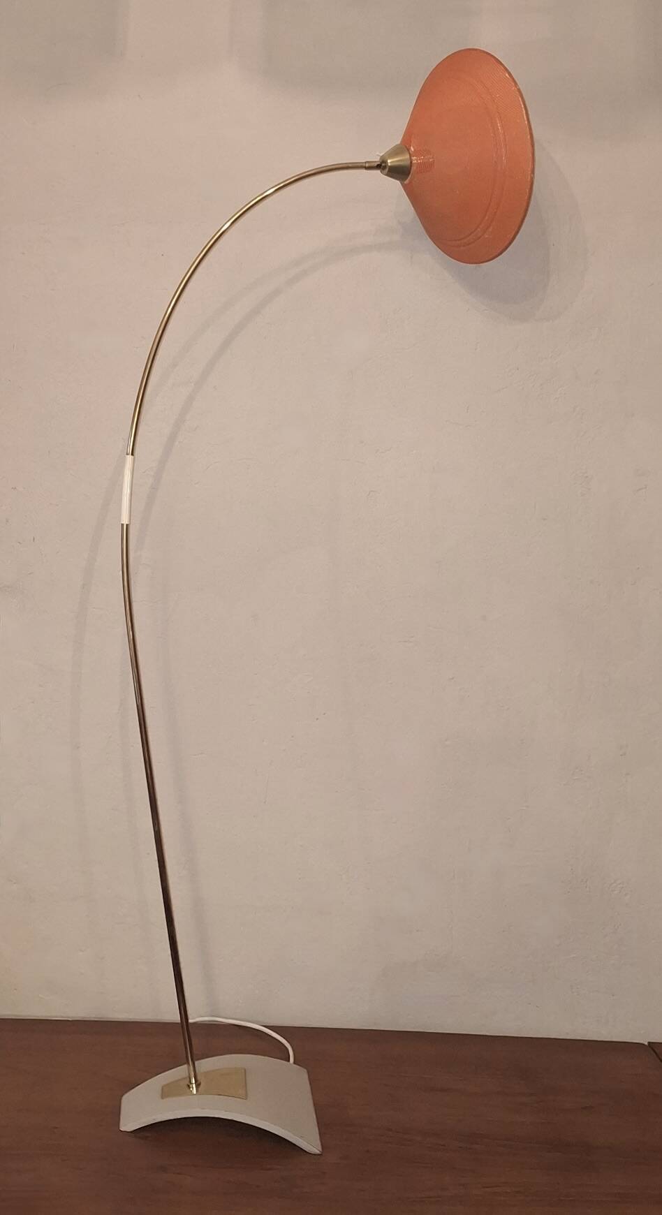 Lampadaire arc du milieu du siècle en laiton et métal perforé, années 1960.