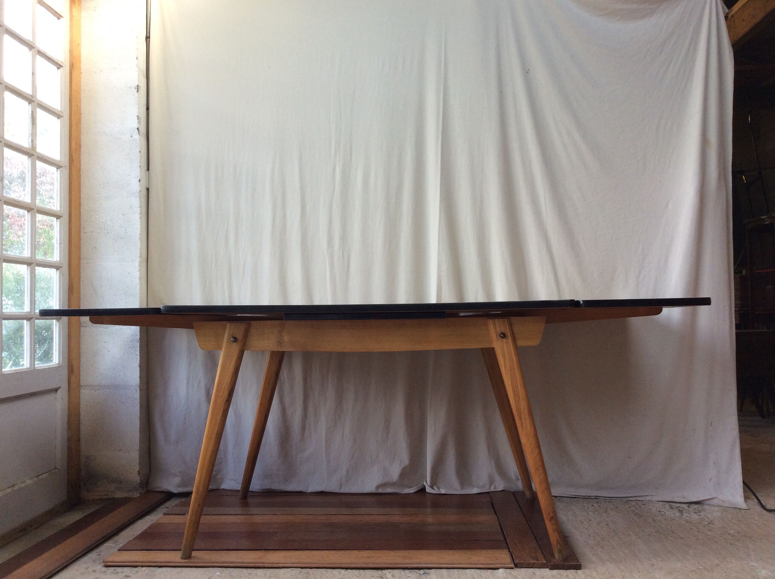 Table en bois et formica pieds compas