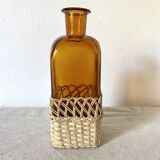 Carafe en verre ambré et rotin