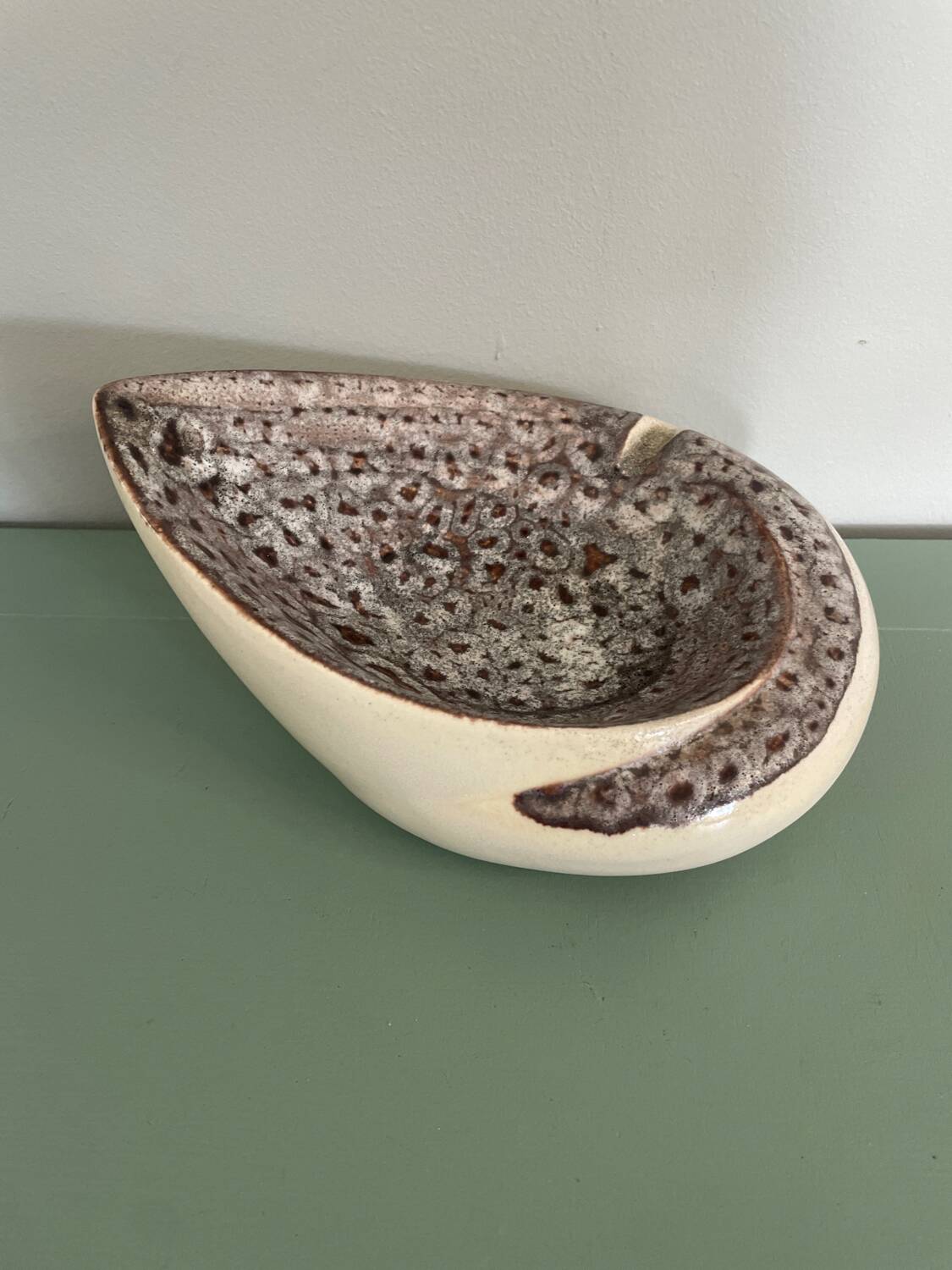 Cendrier vintage en céramique en forme de coquillage