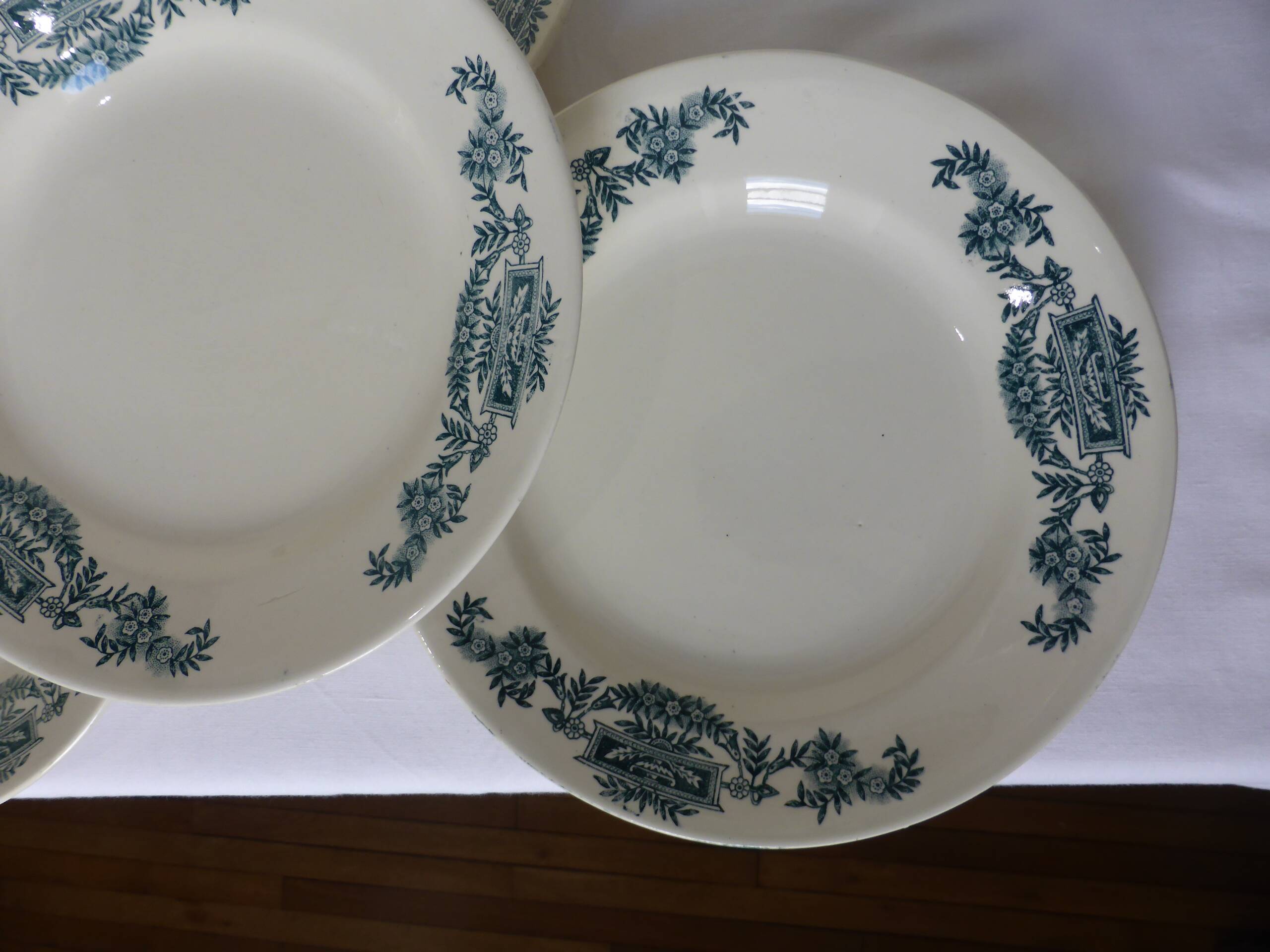 4 Longchamp ironstone dinner plates, Lutèce pattern 220602