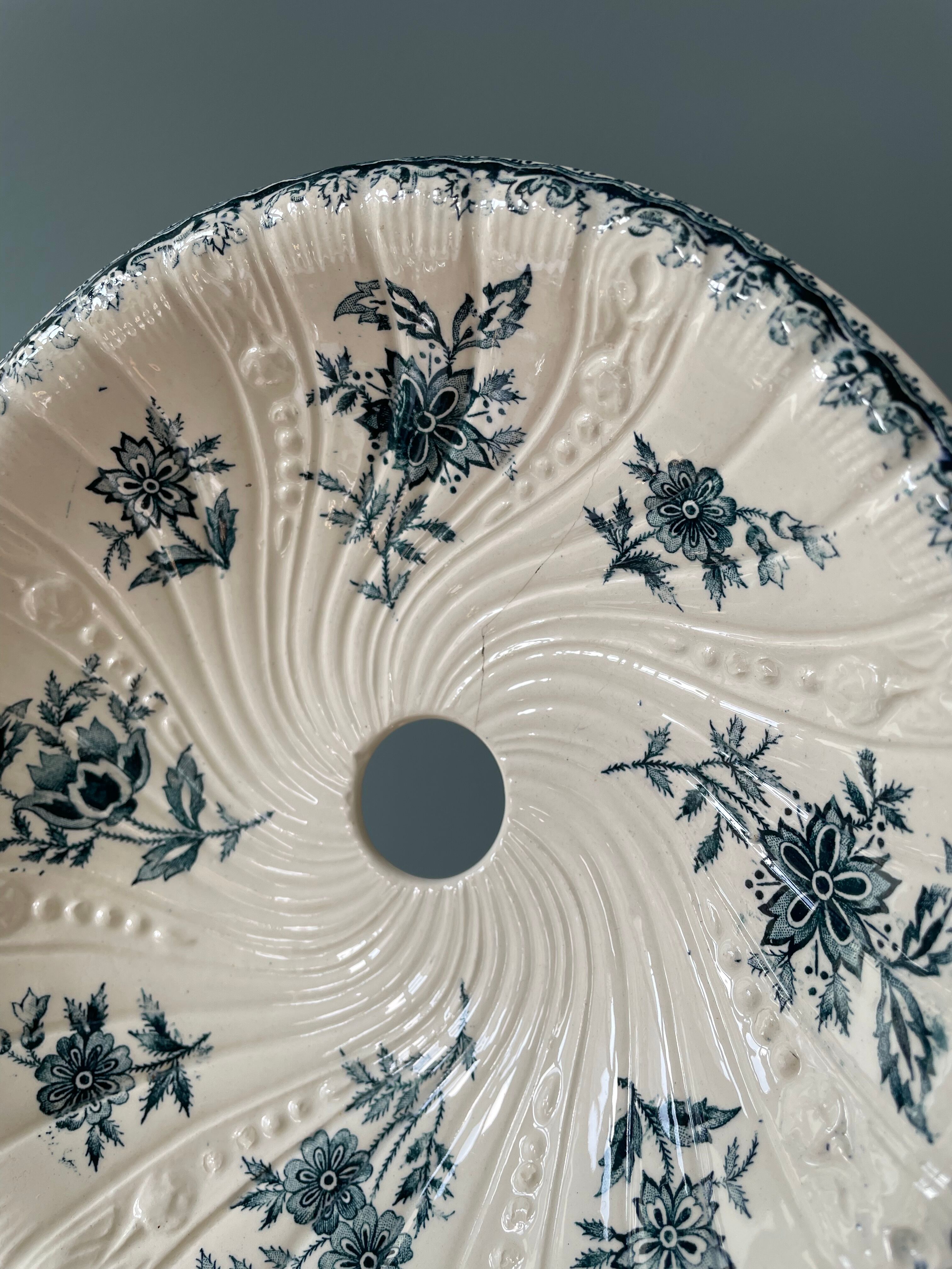 Soap cup 1900 in earthenware of St Amand Et Hamage, Nigella collection