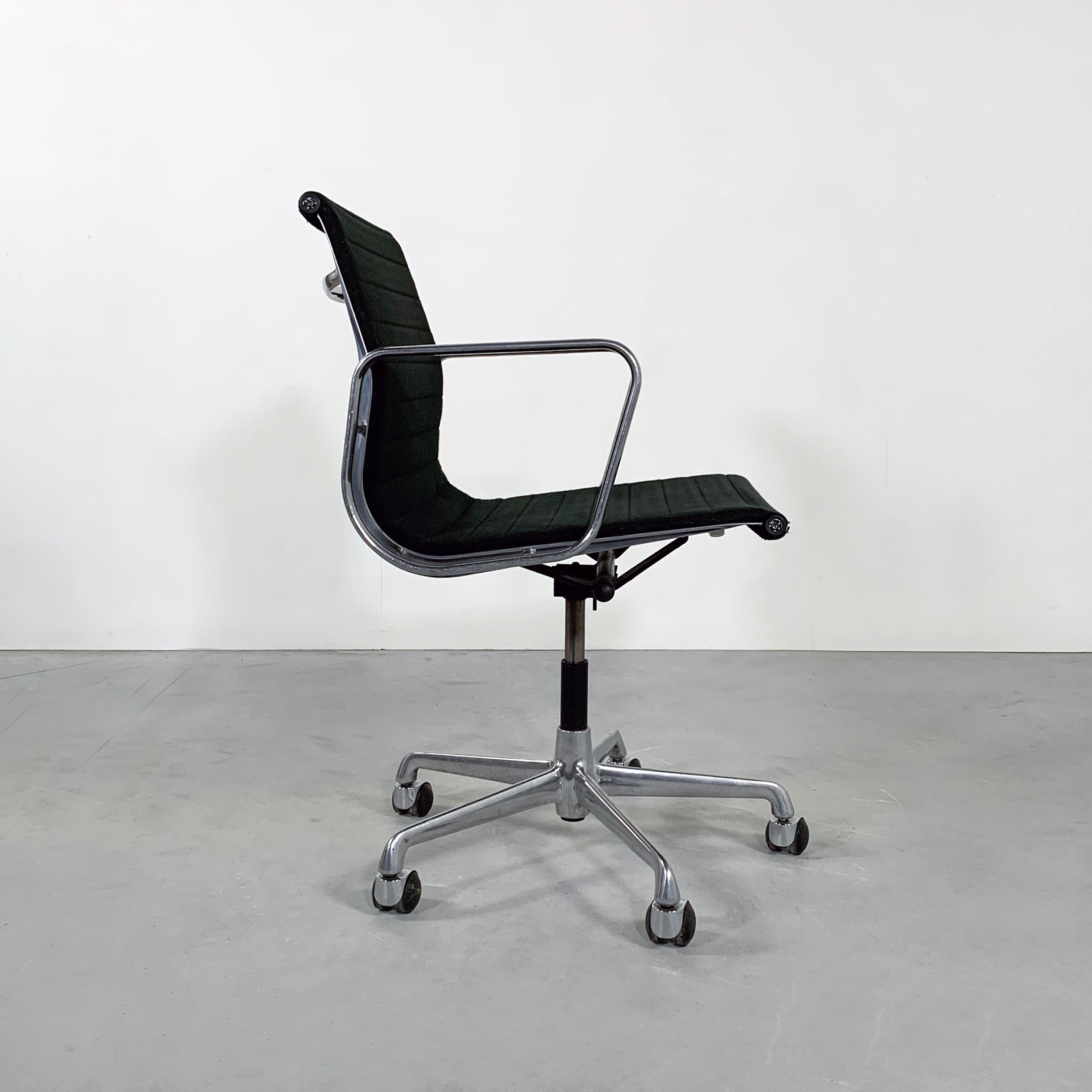EA117 office chair by Charles and Ray Eames for ICF, 1970
