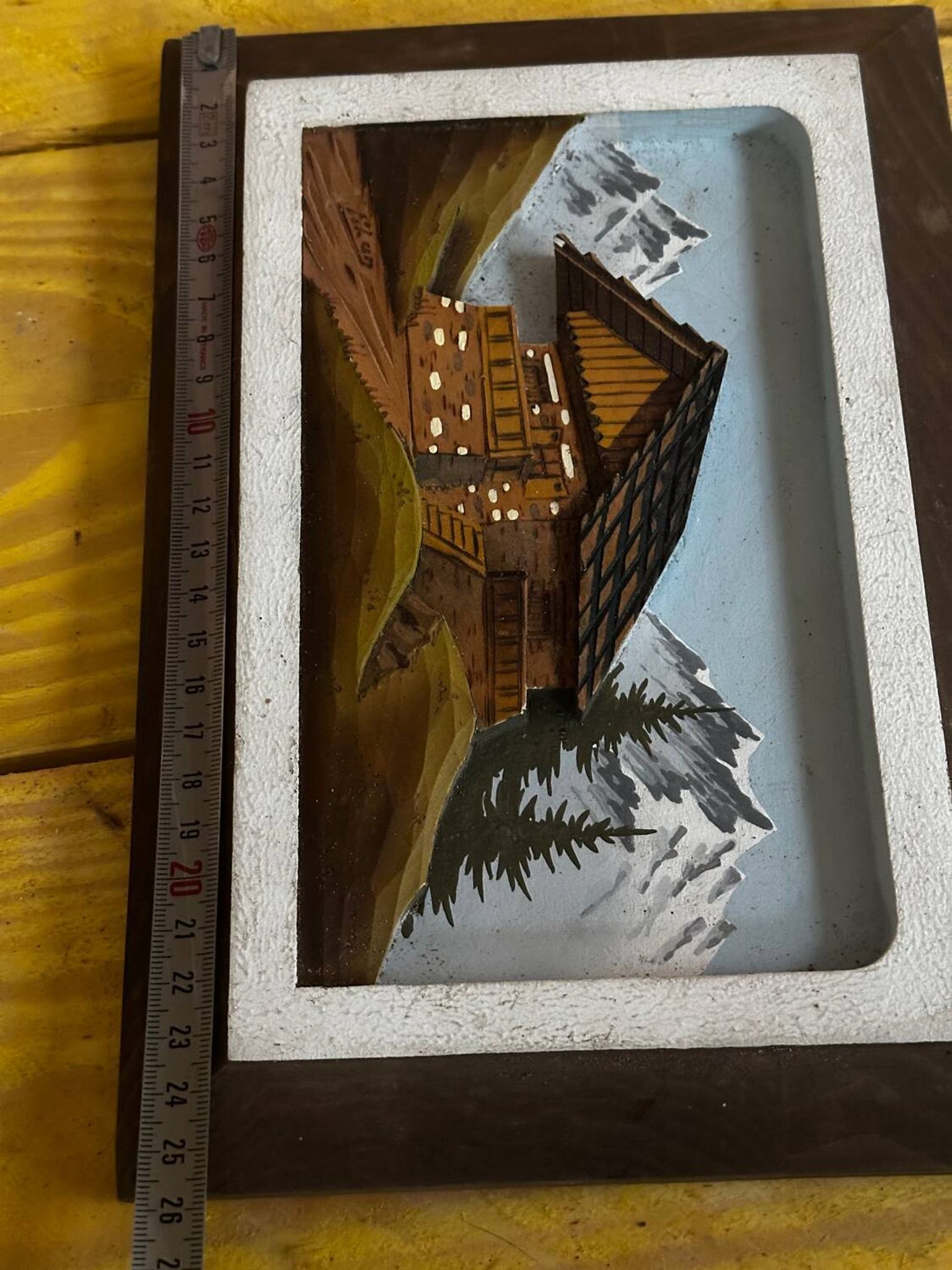 Tableau alpin vintage en bois sculpté et peint - signé