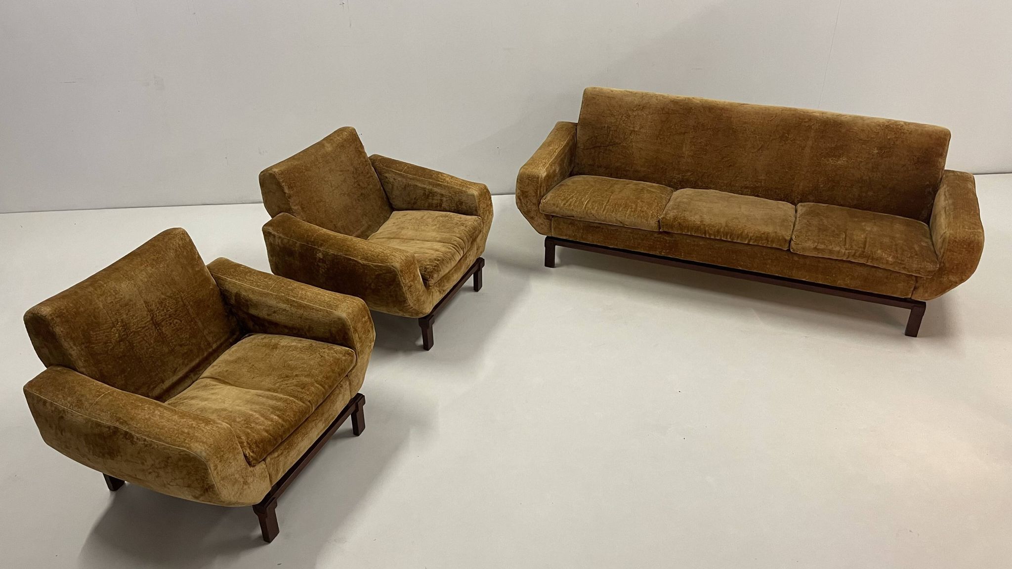 Living room set in amber velvet
