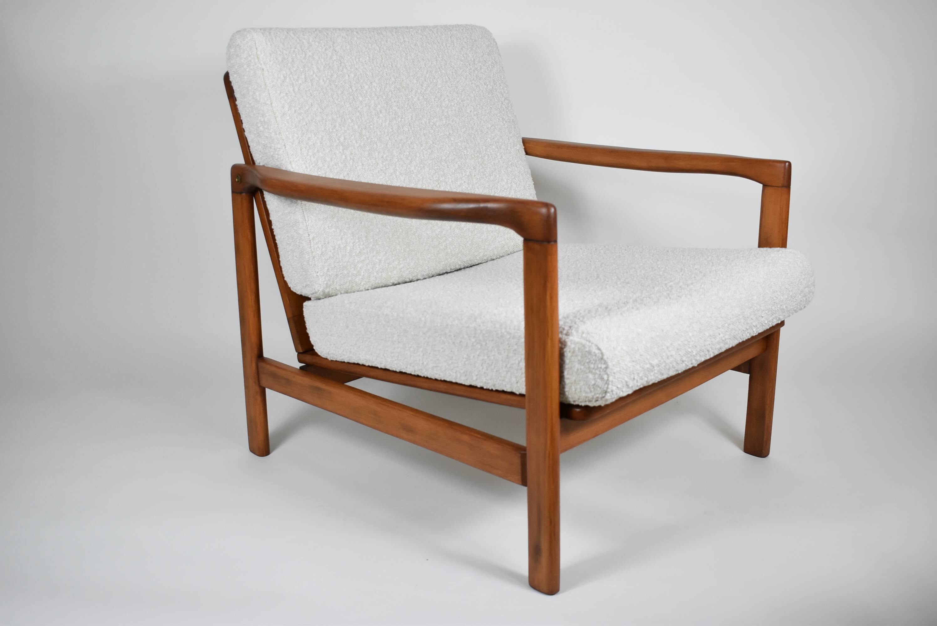 Fauteuil bouclé original, vintage, restauré, blanc, teck
