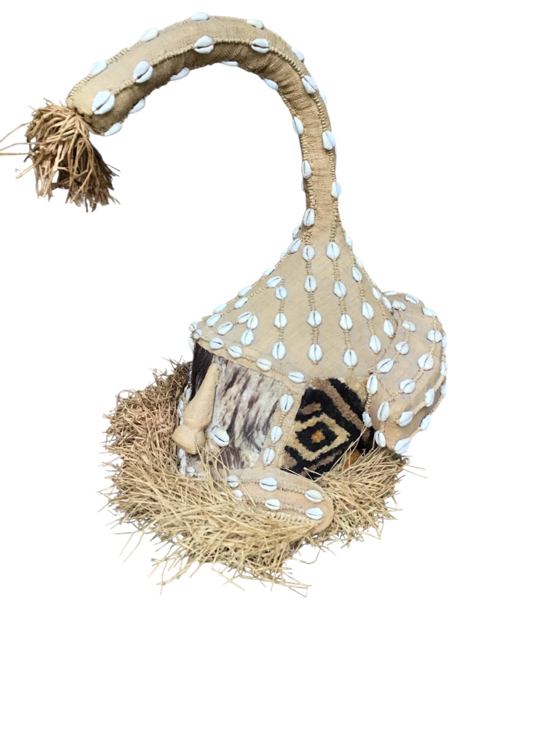 Masque-heaume éléphant Kuba Mukyeem / Mukenga – Congo – Cauris & raphia