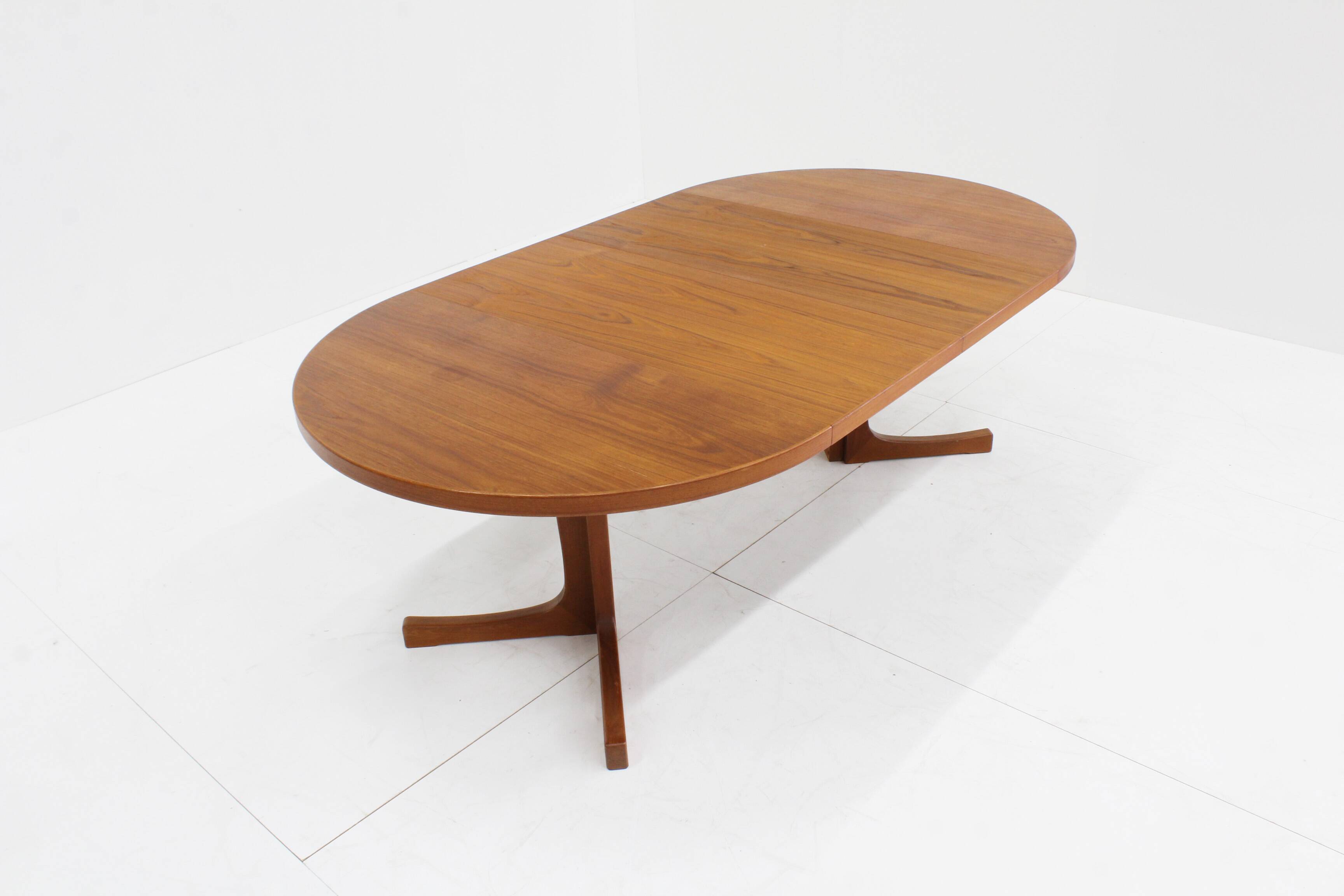 Vintage Danish round extendable dining table from the 1960s, Denmark.