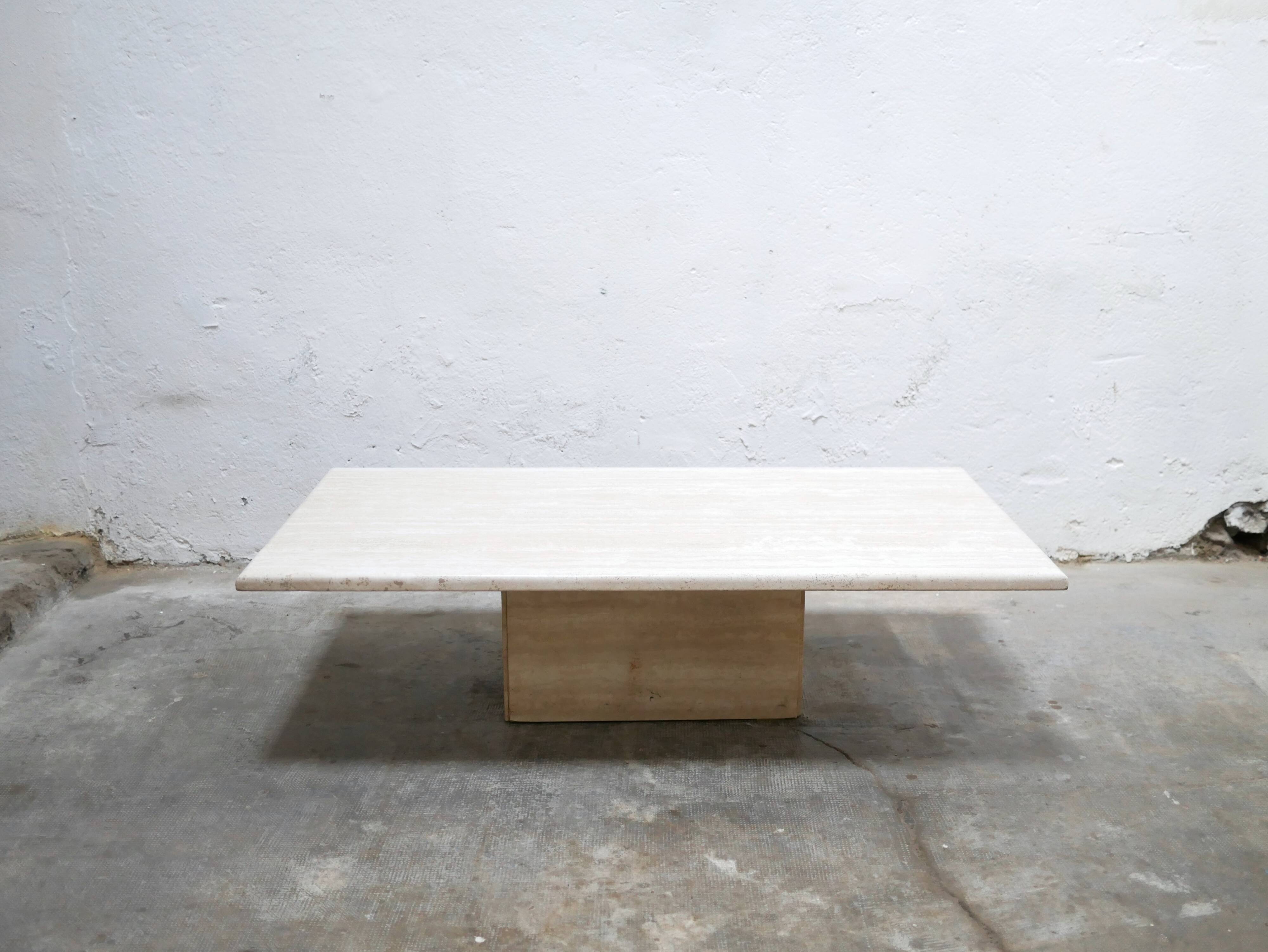 Table basse vintage en travertin
