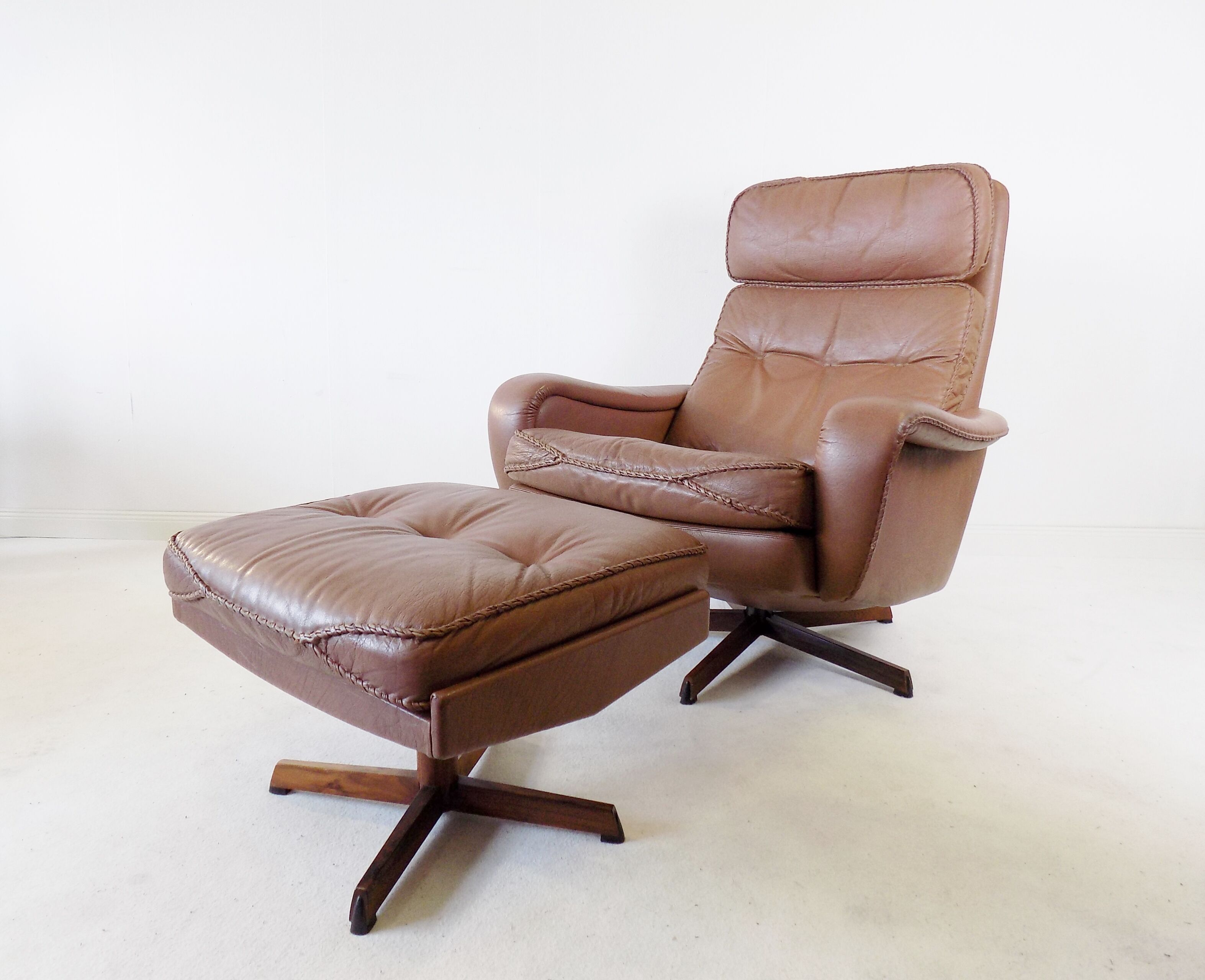 Fauteuil cuir avec pouf de Madsen & Schübel pour Bovenkamp