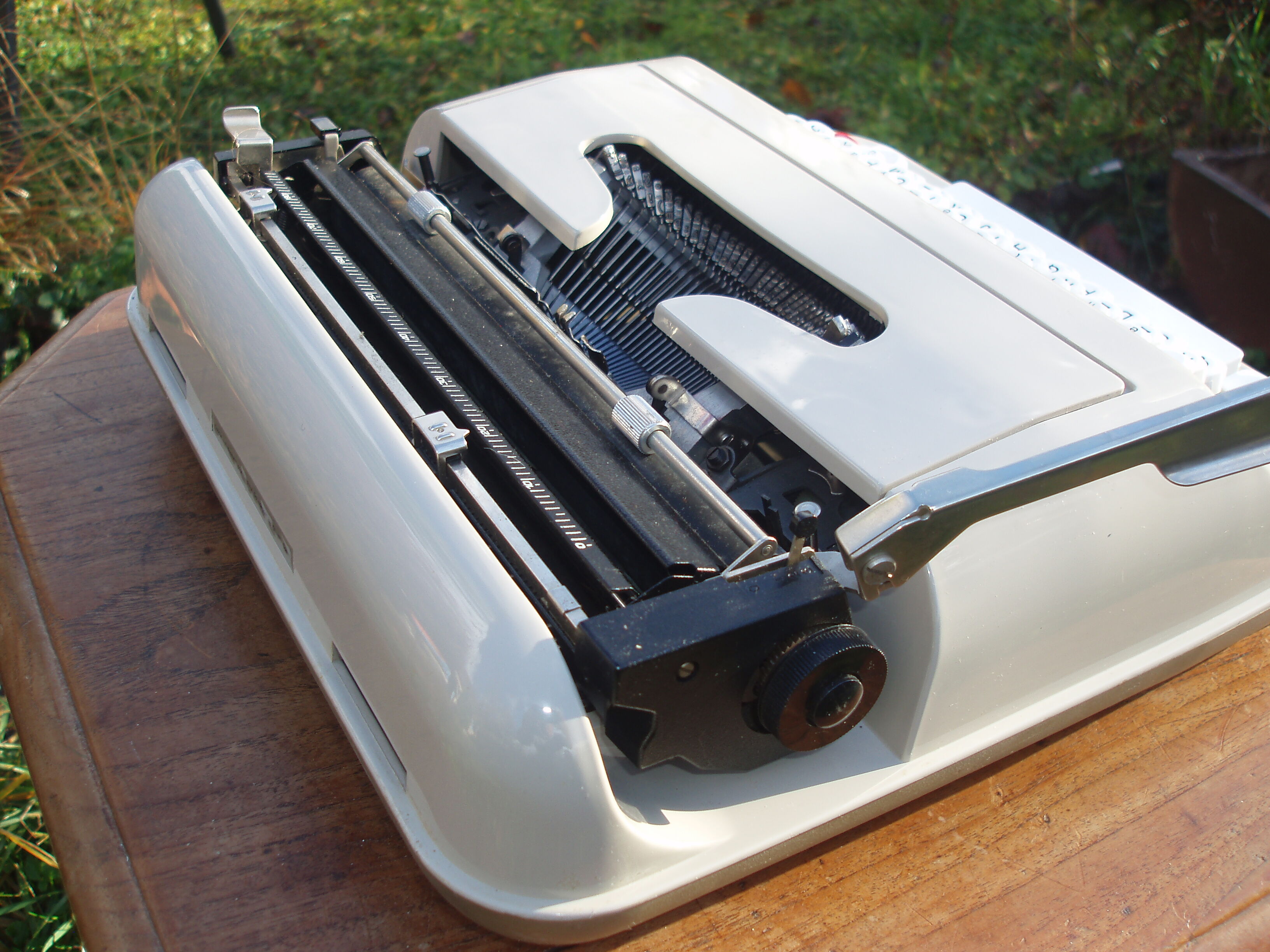 Machine a écrire révisée Scheidegger Président avec sa valise