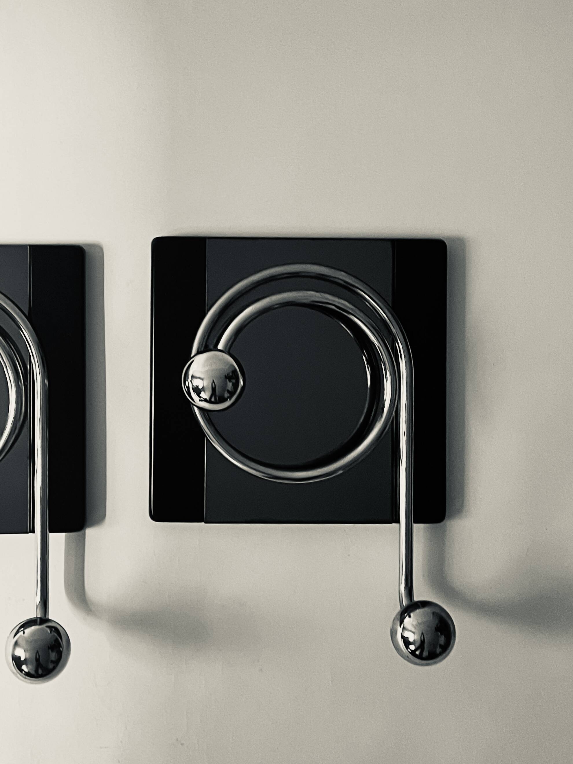 Porte manteau design bakélite, verre fumé et chrome attribué a Willy Rizzo