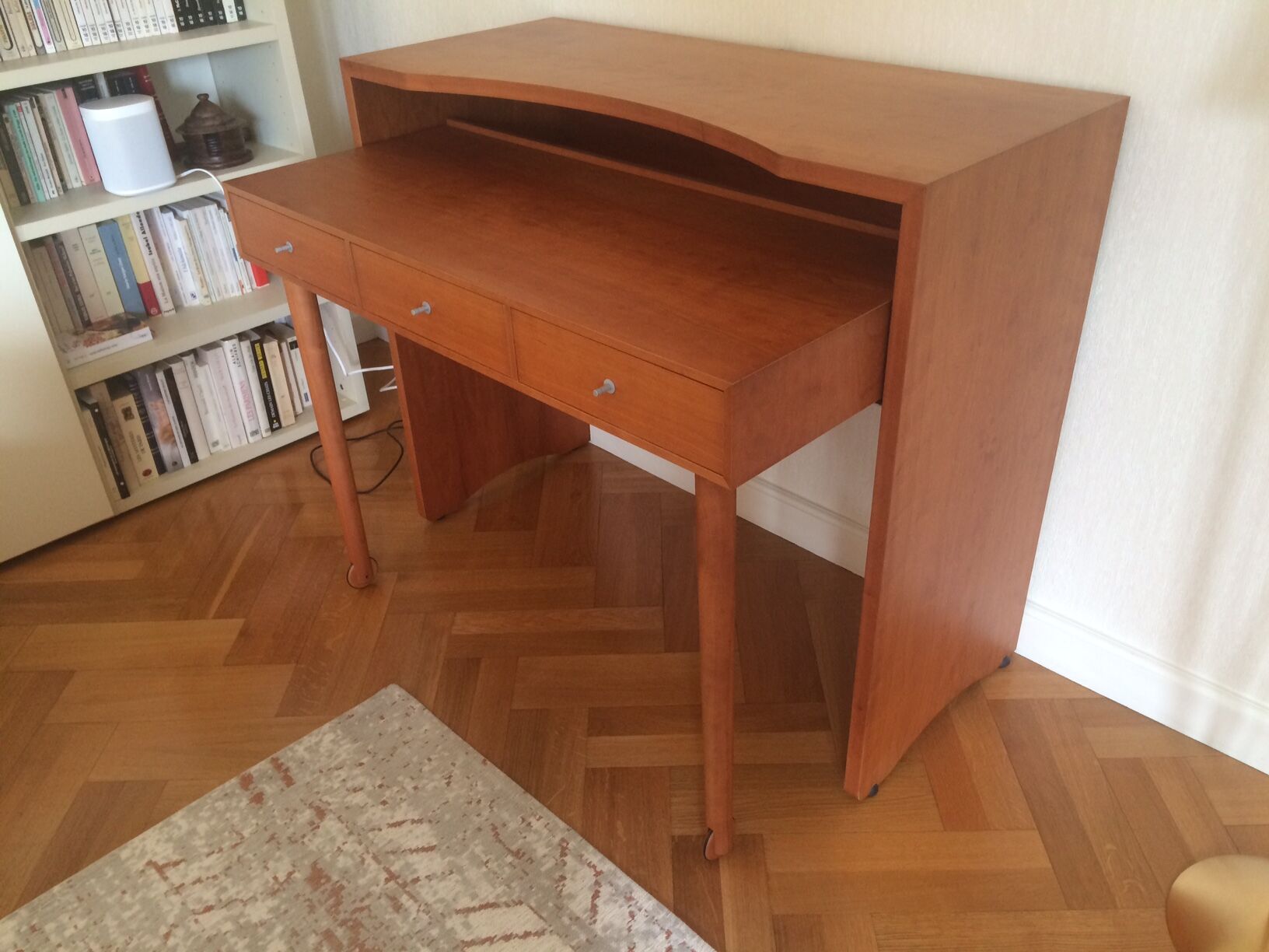 Design desk in Miss Cherry