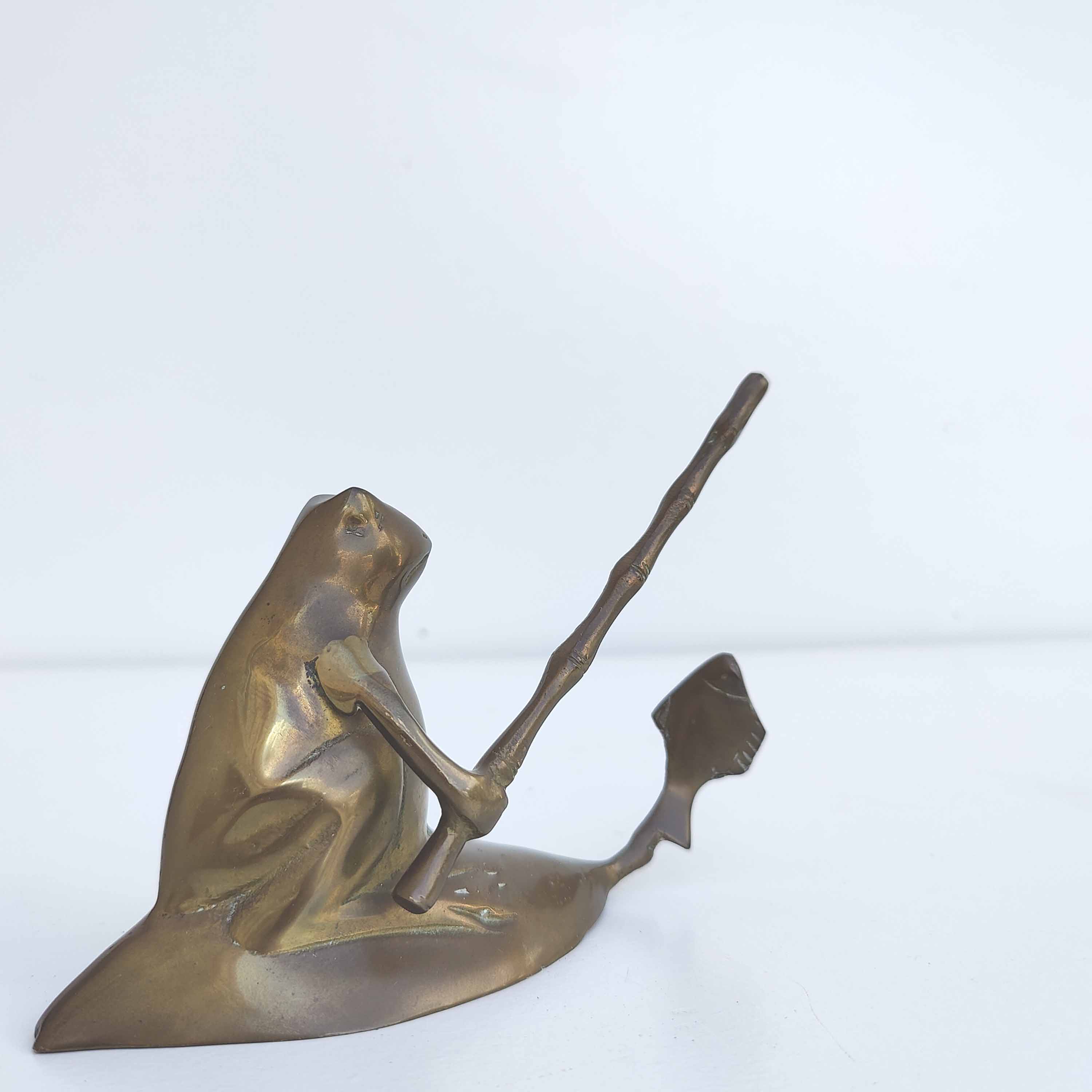 Frog that catches a brass fish