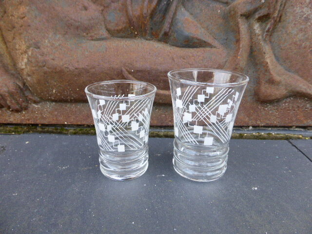 Service a liquor composed of 7 glasses a geometric patterns and d a tray