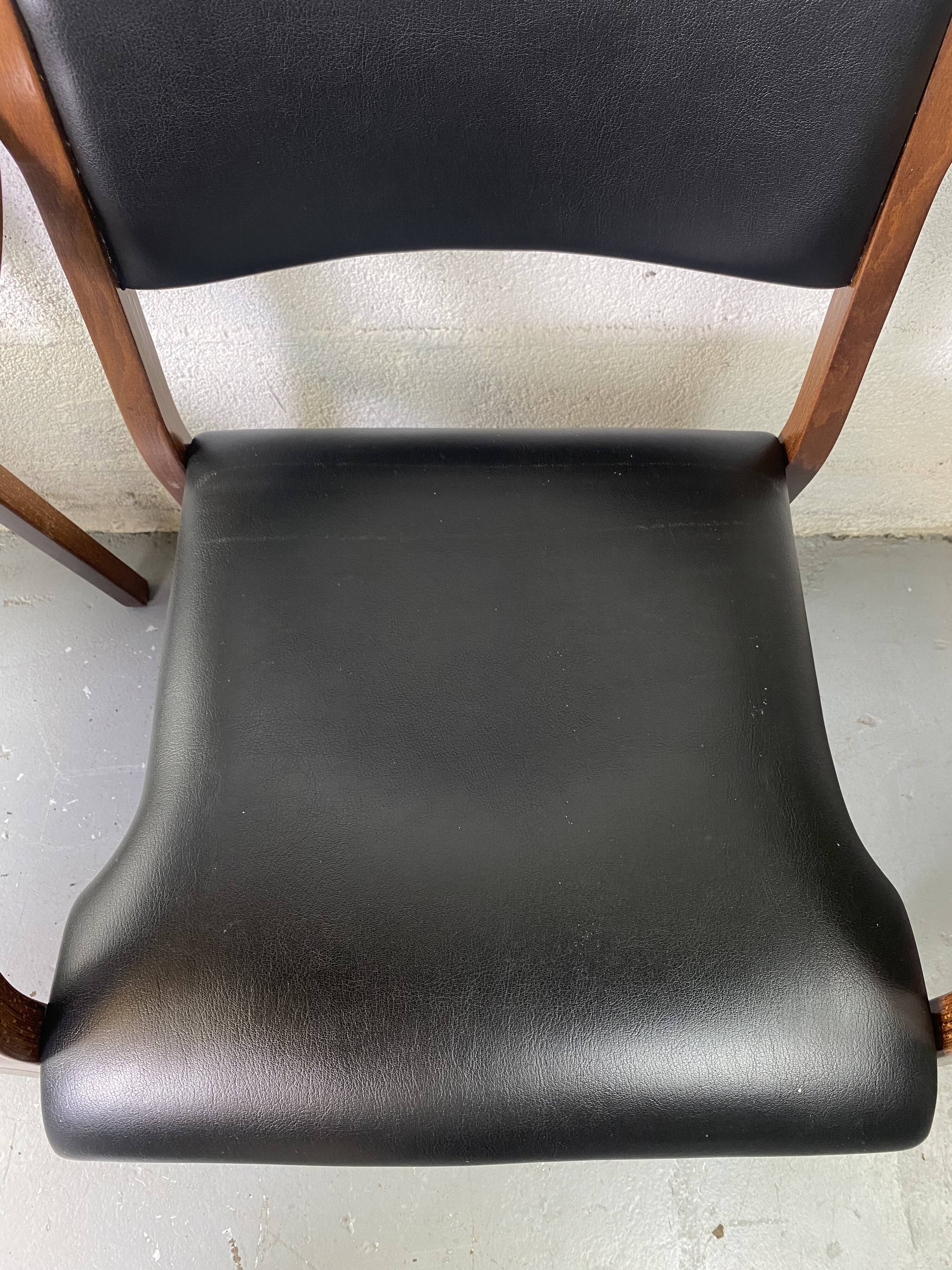 Paire de fauteuils en cuir et bois
