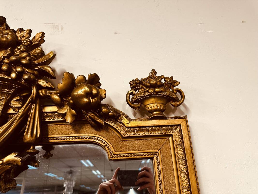 Antique English golden barock mirror mirror with large ornament
