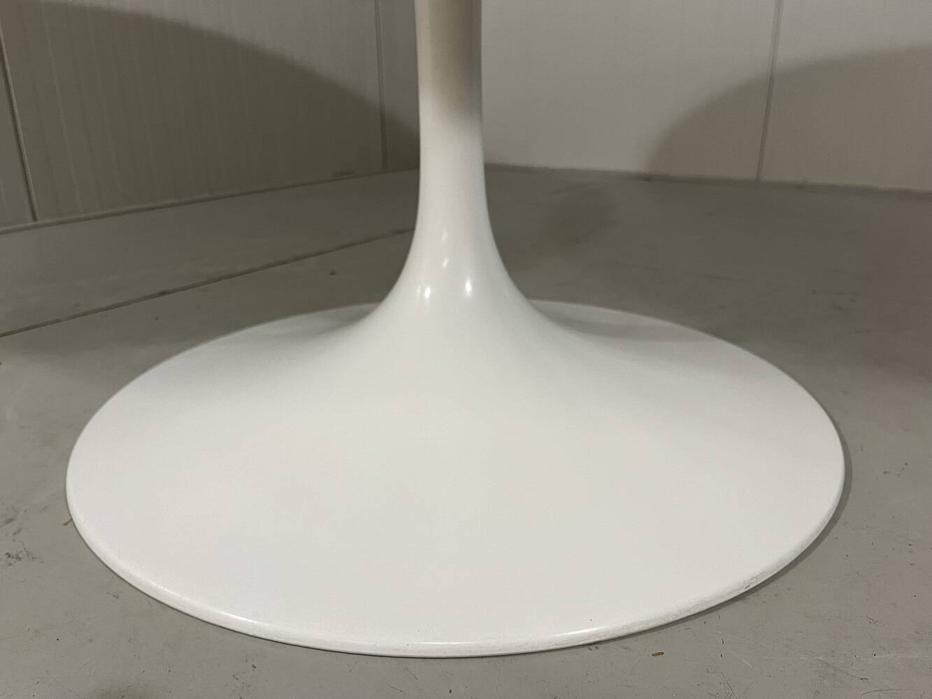 Knoll International Tulip dining table by Eero Saarinen