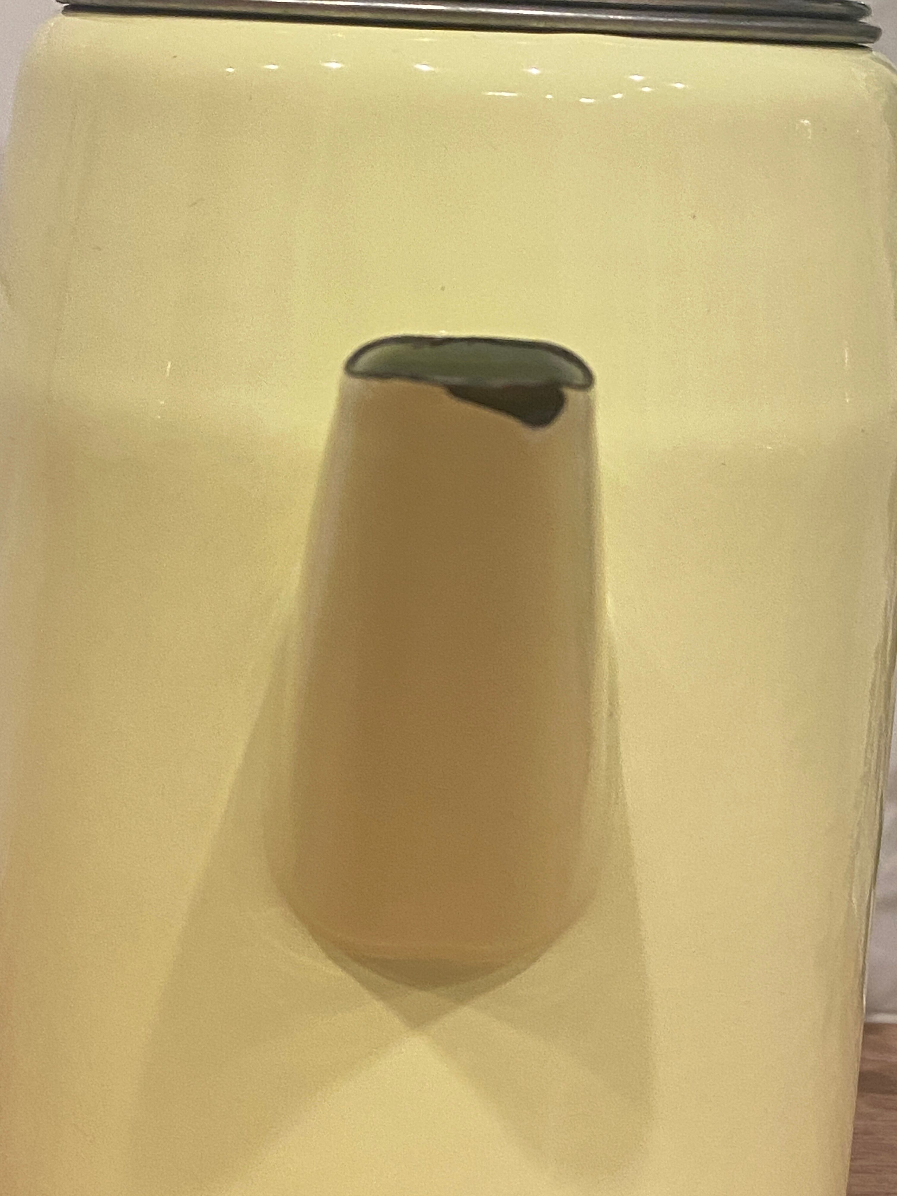 Cafetière en tôle émaillée jaune