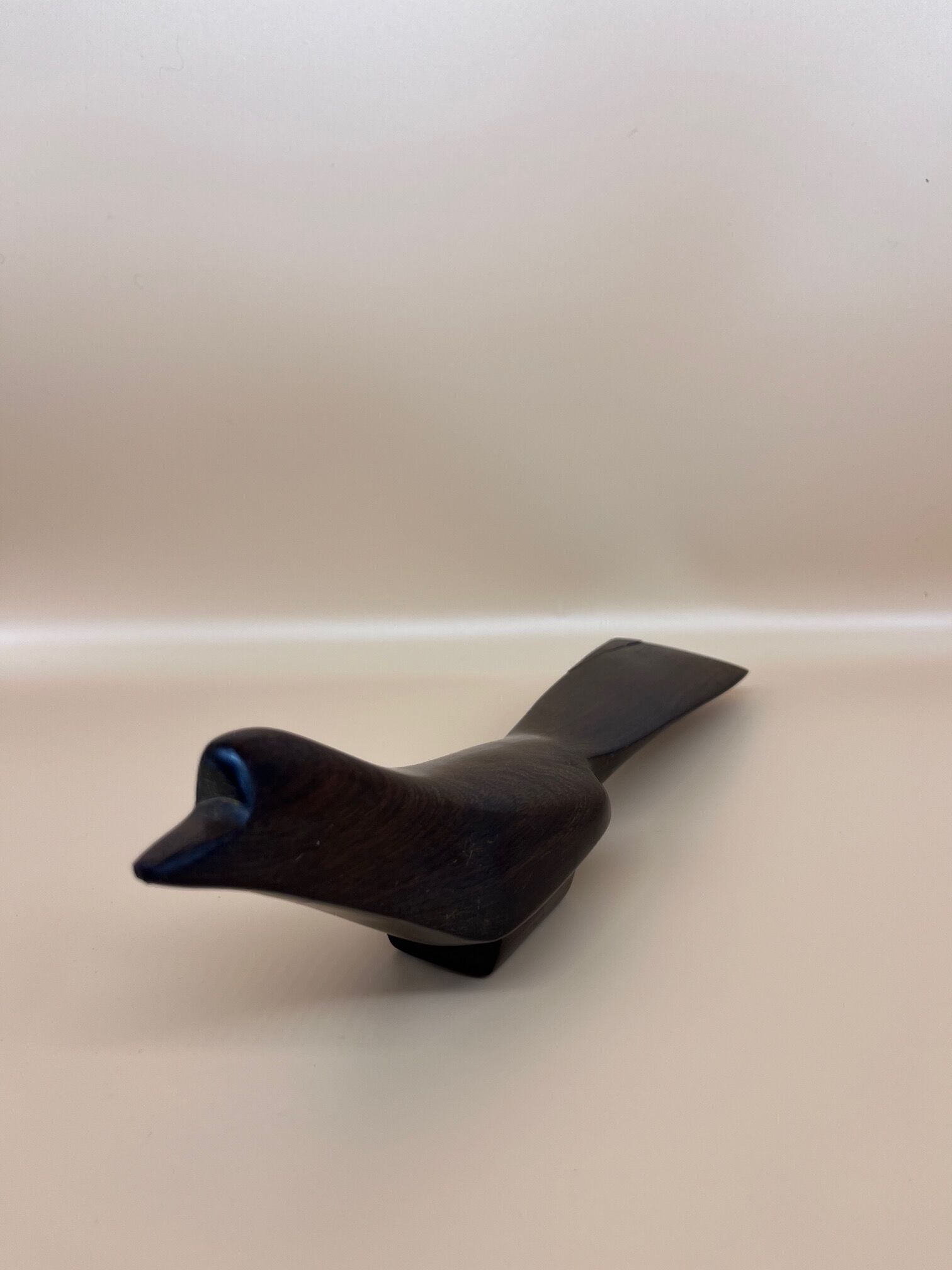 Oiseau en bois abstrait