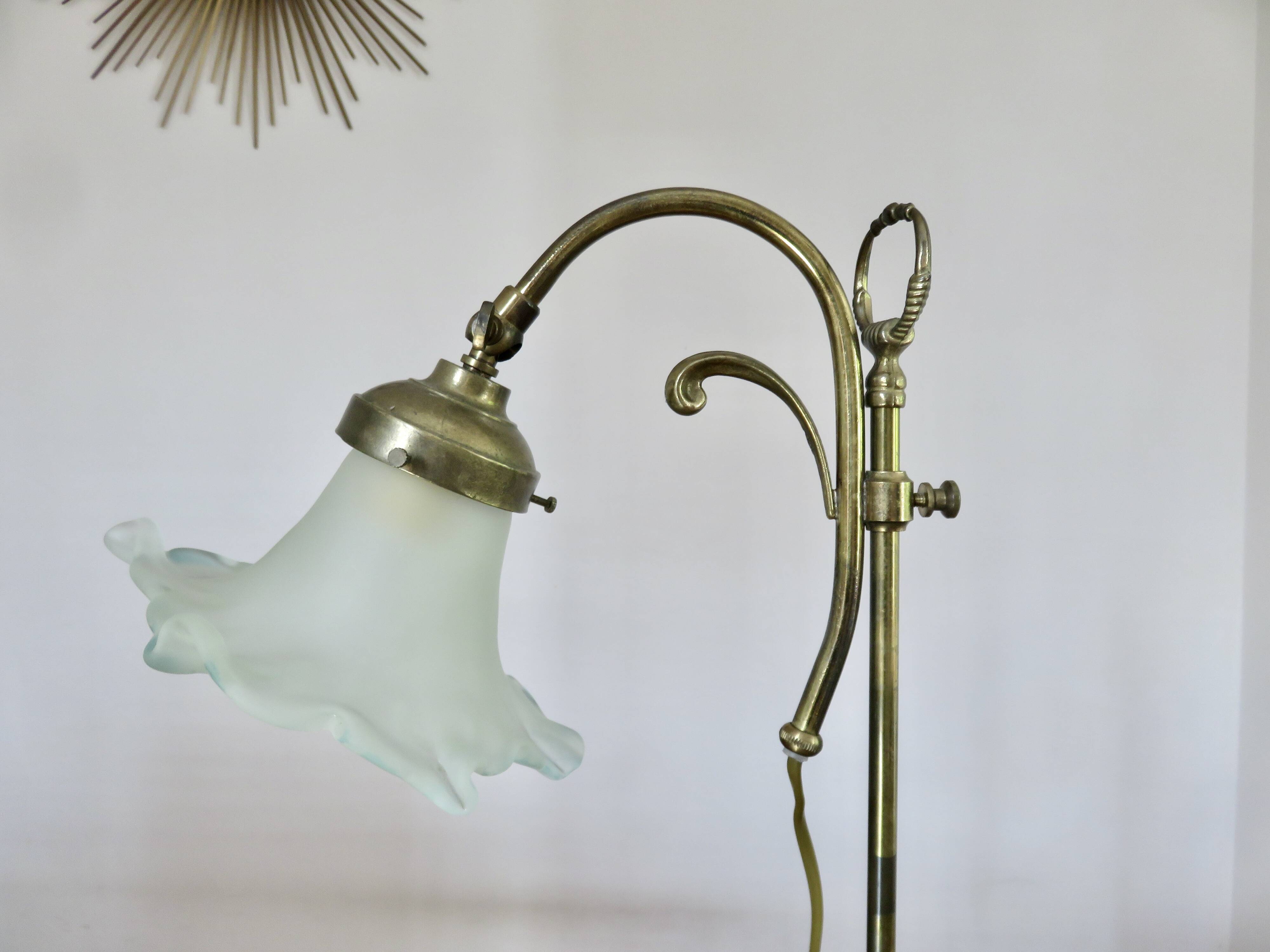 Art nouveau lamp in bronze and frosted glass tulip