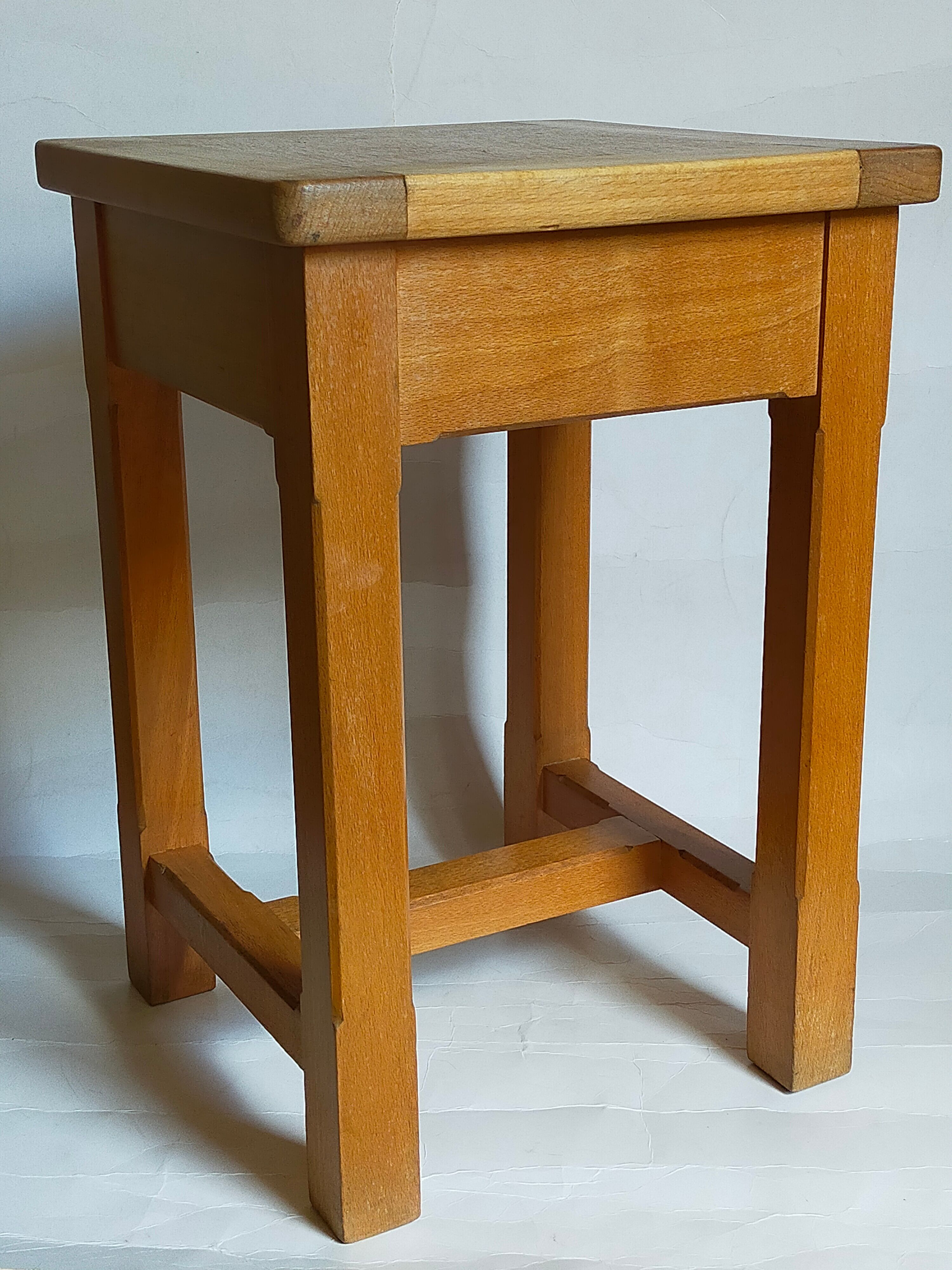Stool reconstruction in solid wood 50s