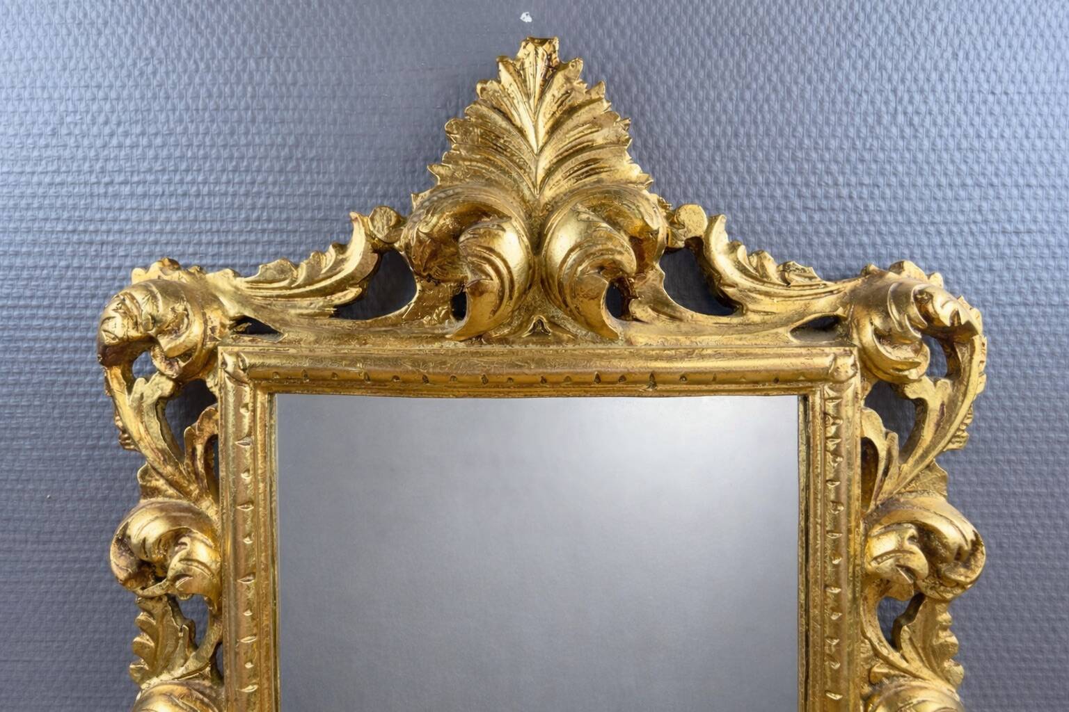 Antique Louis XV style mirror in gilded carved wood.
