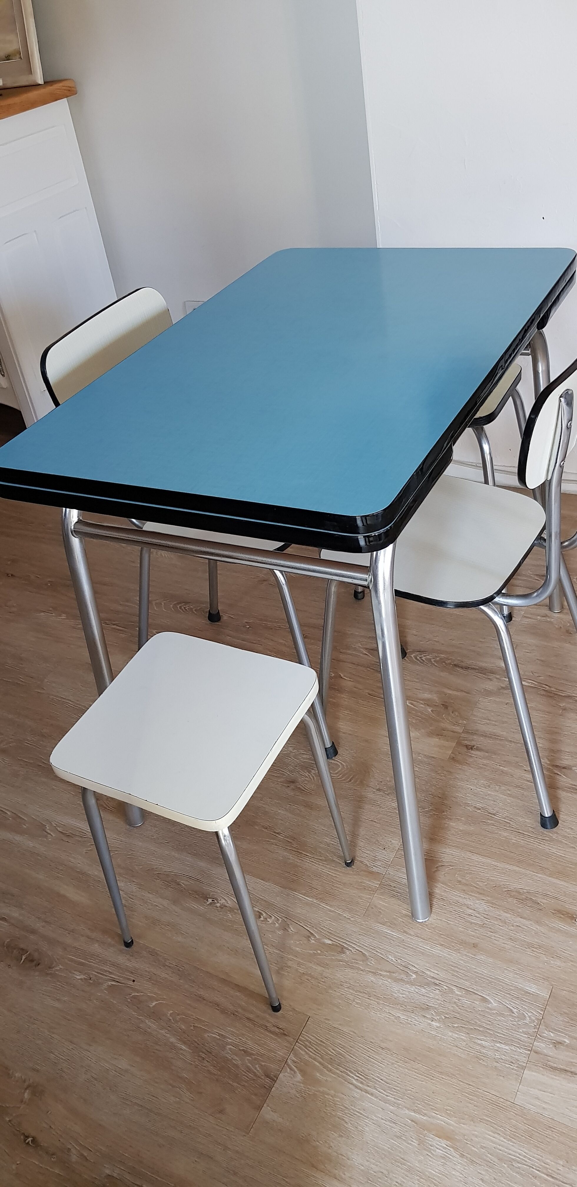 Formica extension table set, 2 chairs and 2 stools