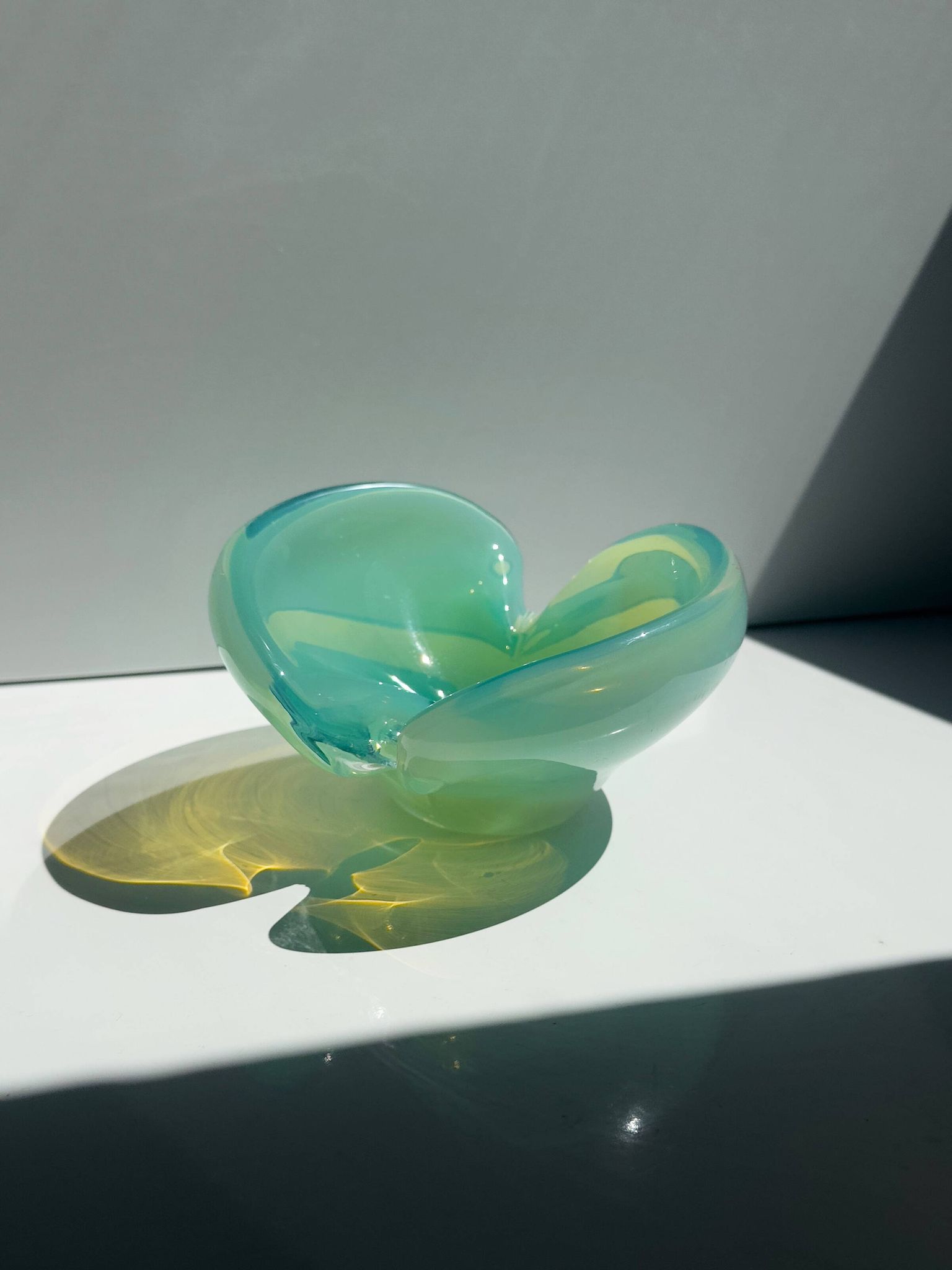 Vintage Murano uranium glass ashtray / vide poche, sommerso glass