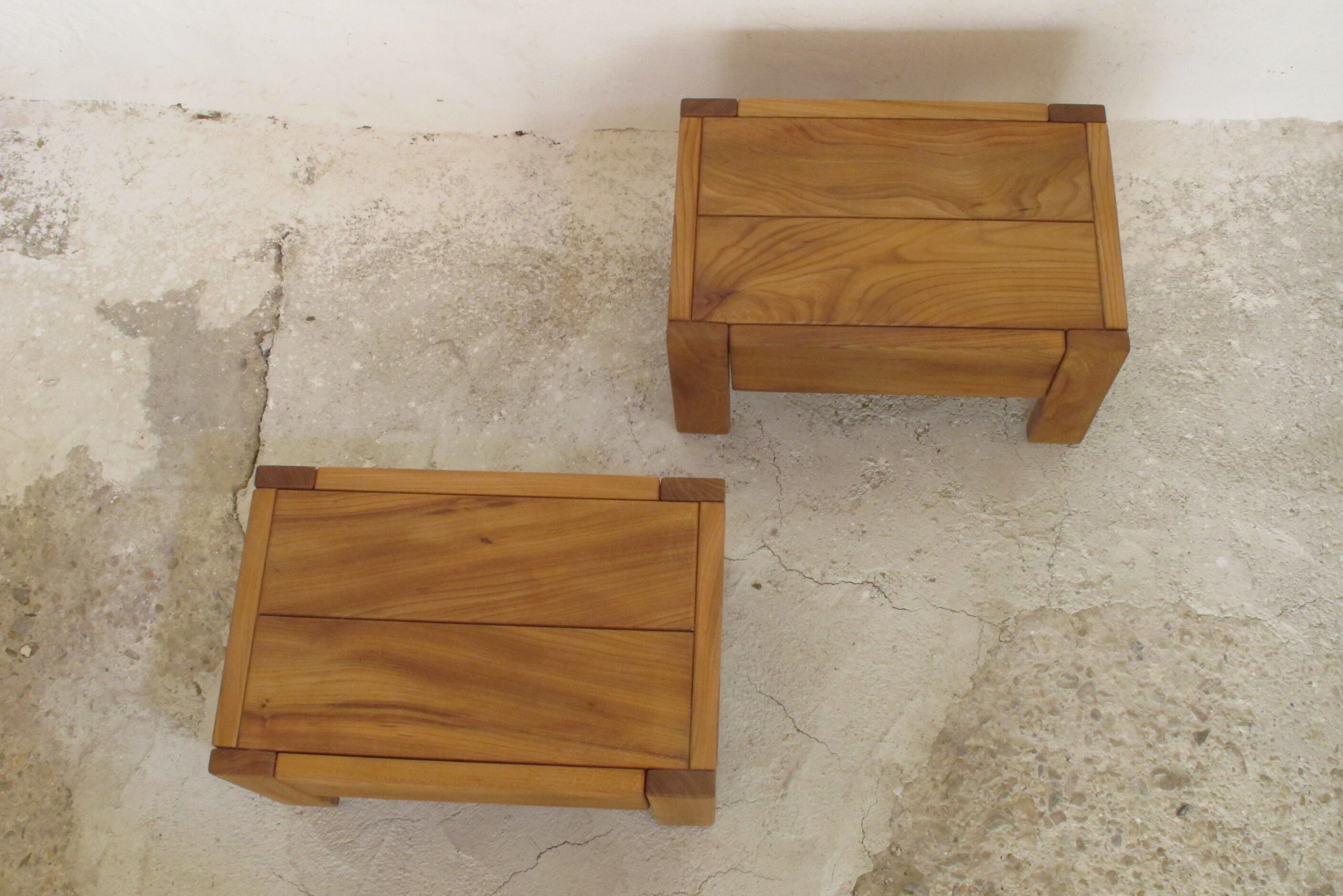 Paire de tables d'appoint, maison Regain 1970, orme huilé