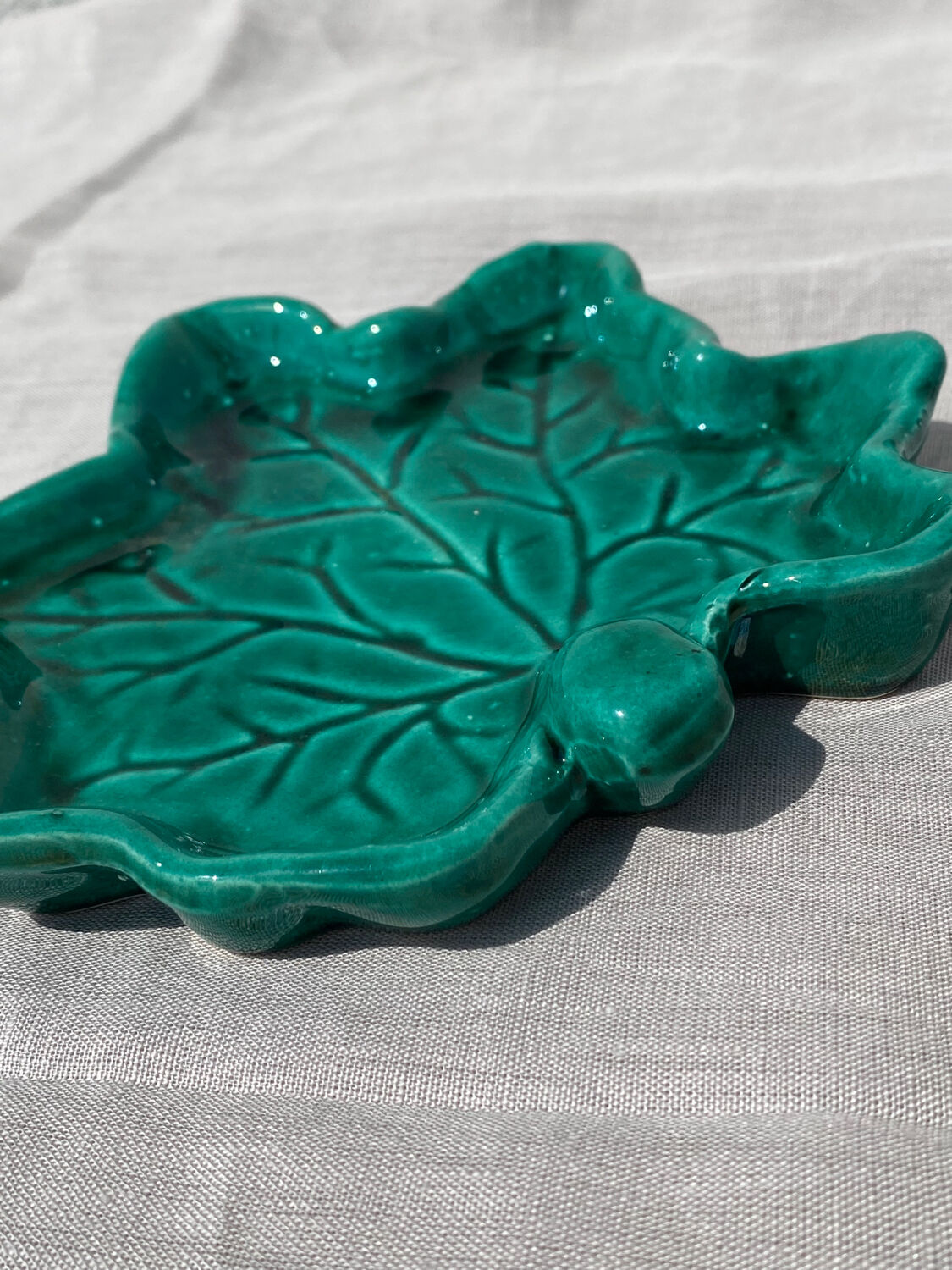 Vallauris leaf-shaped slip cup