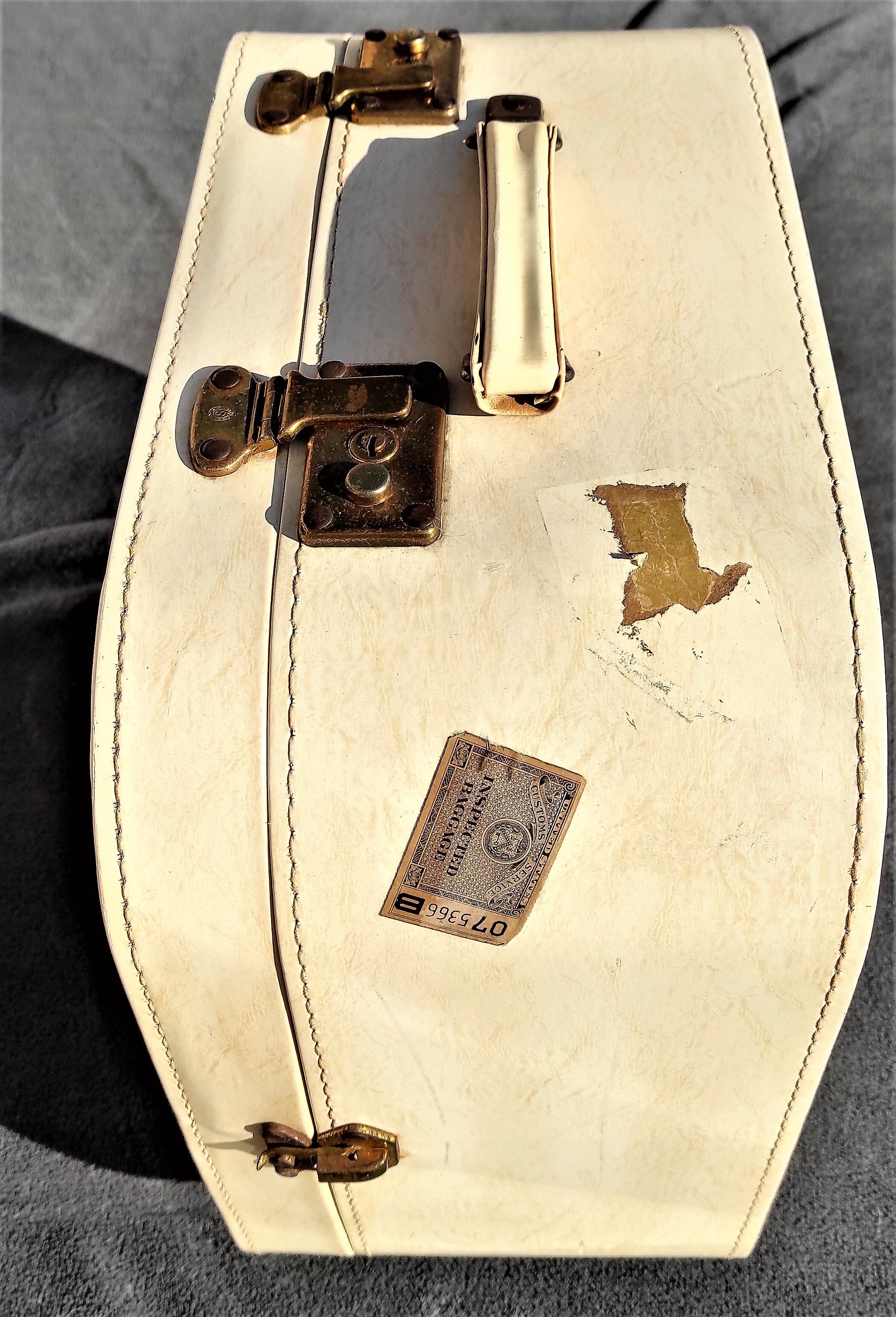 WHITE SUITCASE IN VINTAGE SKAI SQUARE OF 41 CM
