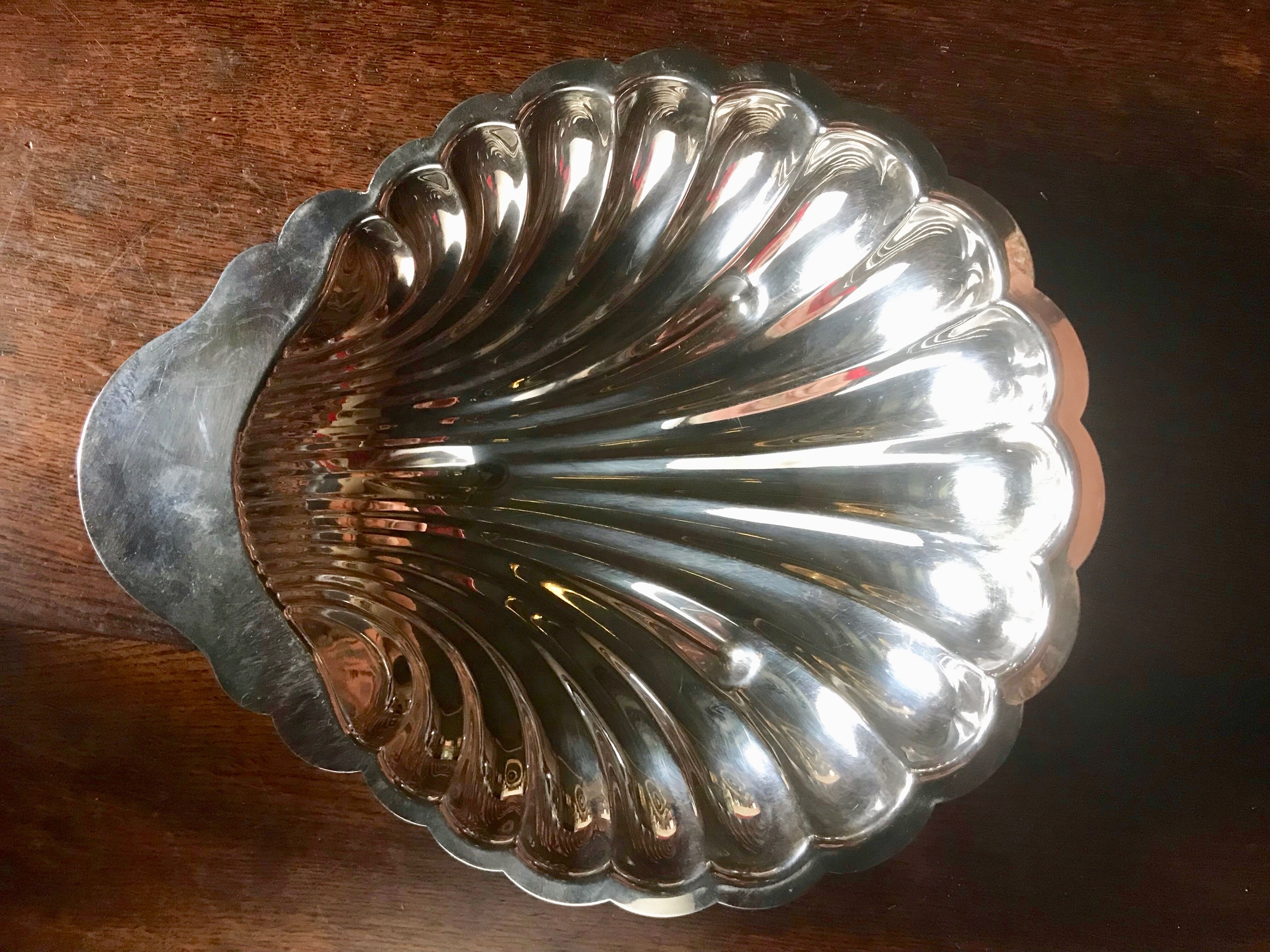 Dish scallops in silver metal