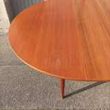 Scandinavian table with integrated extension