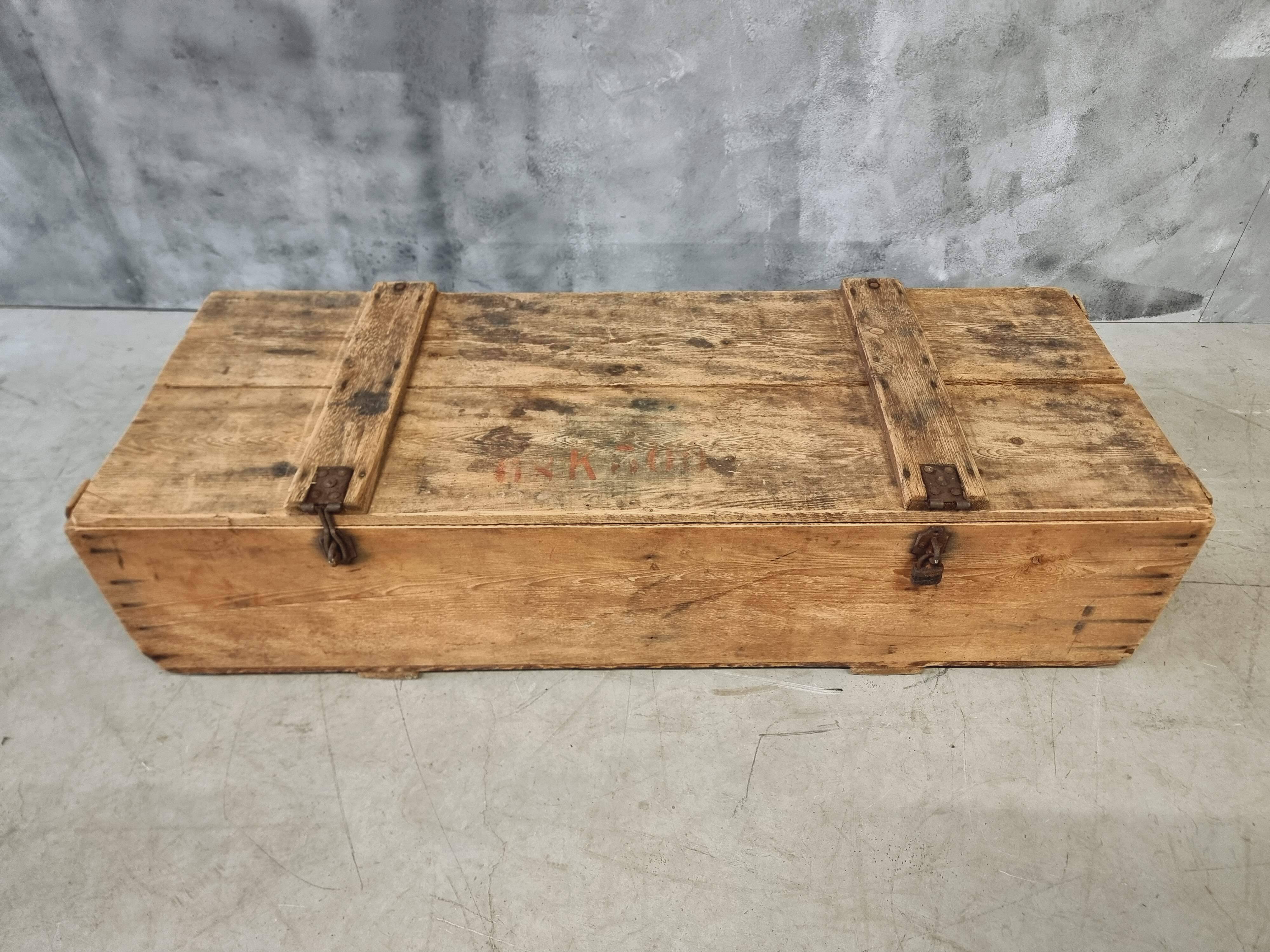 Coffre ancien table basse XIXe siècle 57x152 cm