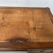 Bureau de style Louis XVI en bois de noyer Fin du XIX siècle