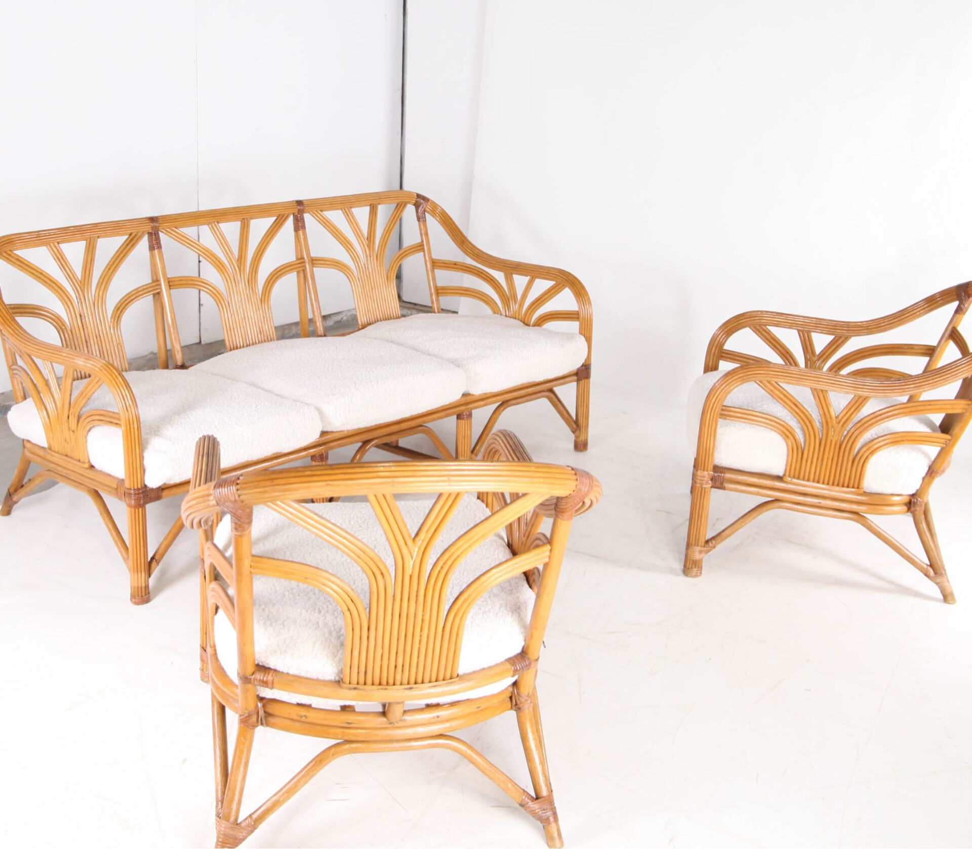 Vintage rattan lounge