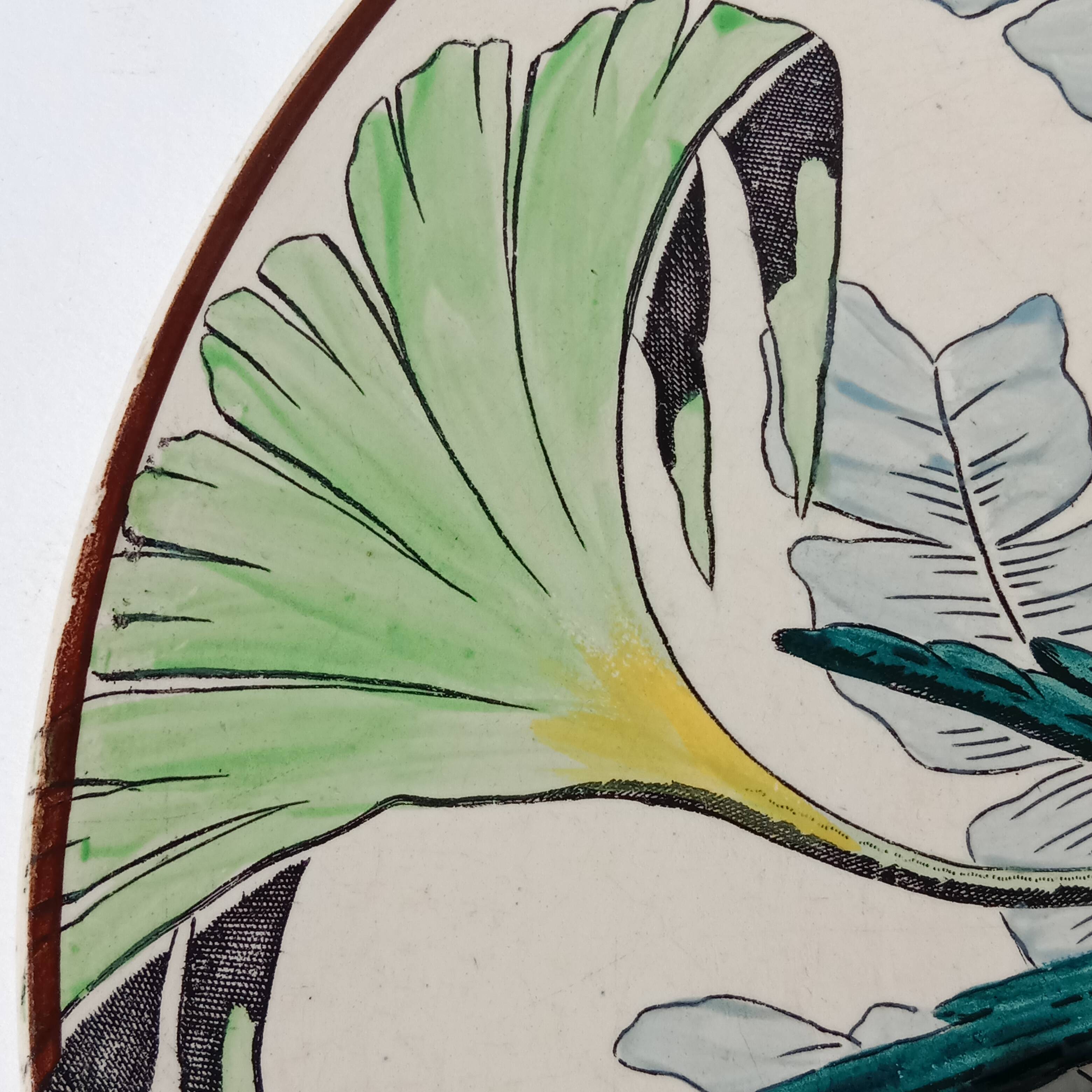 Plat rond à décor de perroquets dans la jungle, circa 1900