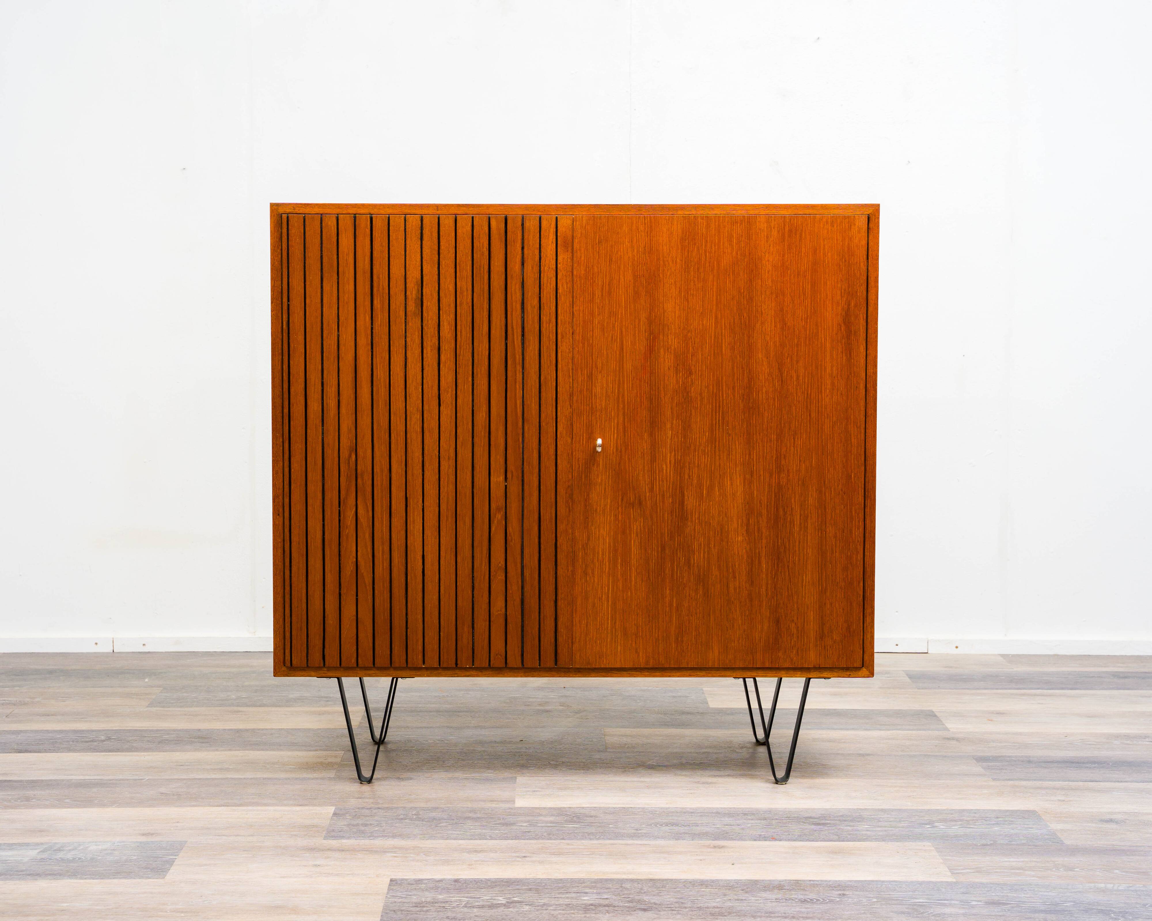 Buffet haut/Highboard en bois de teck avec portes rainurées,