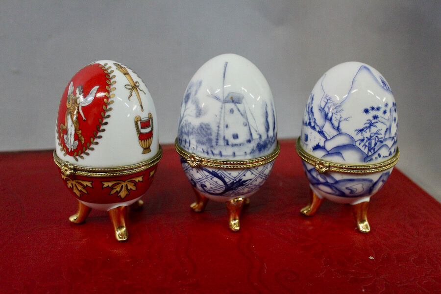 Porcelain egg-shaped boxes