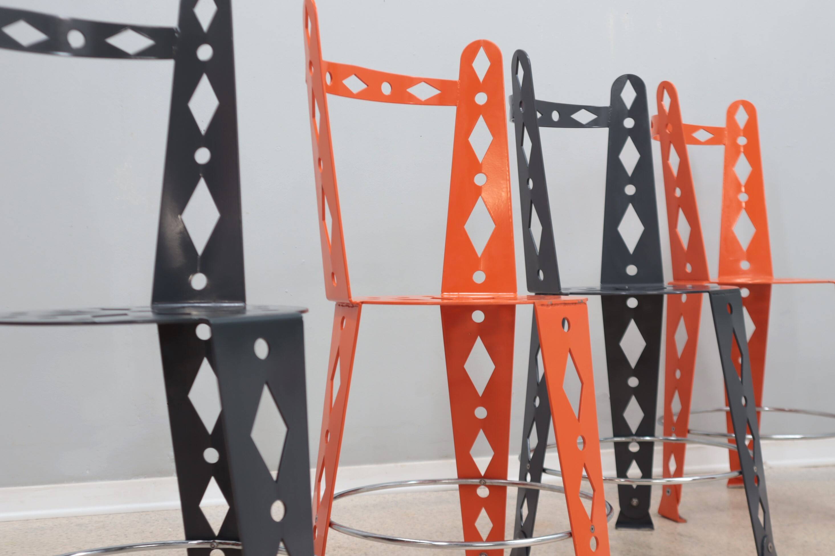 Suite de 6 chaises post-modernes en métal laqué artifort années 2000