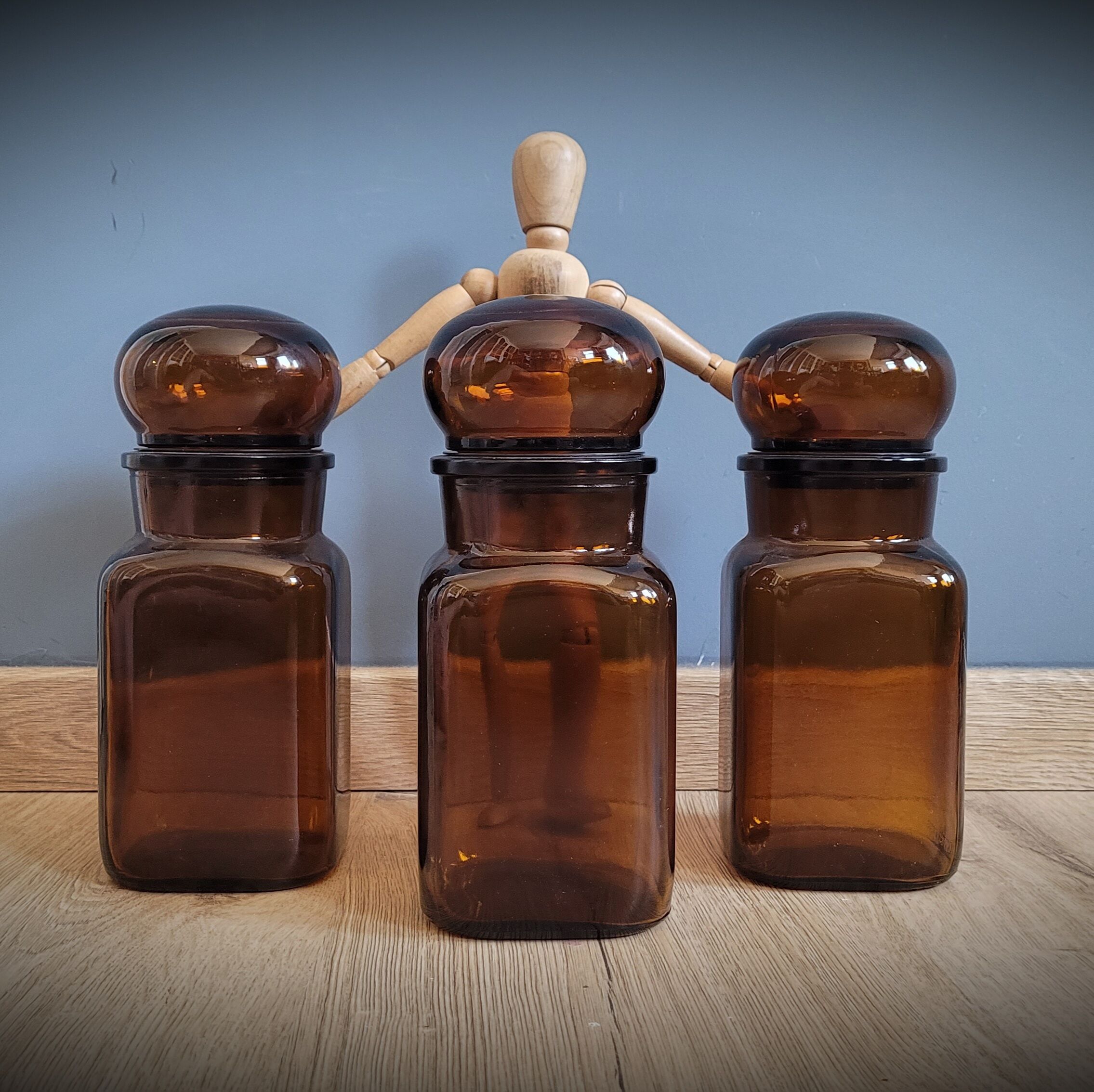 Trio bottles brown round cap