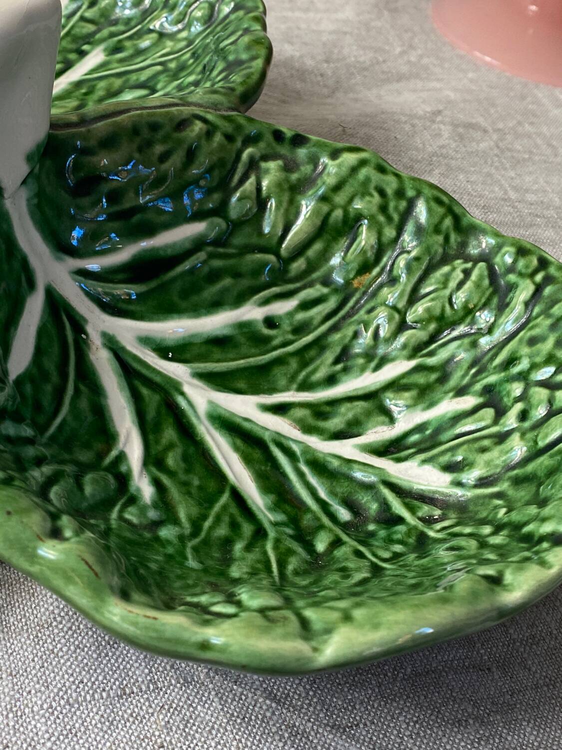 Cabbage leaf serving dish in majolica